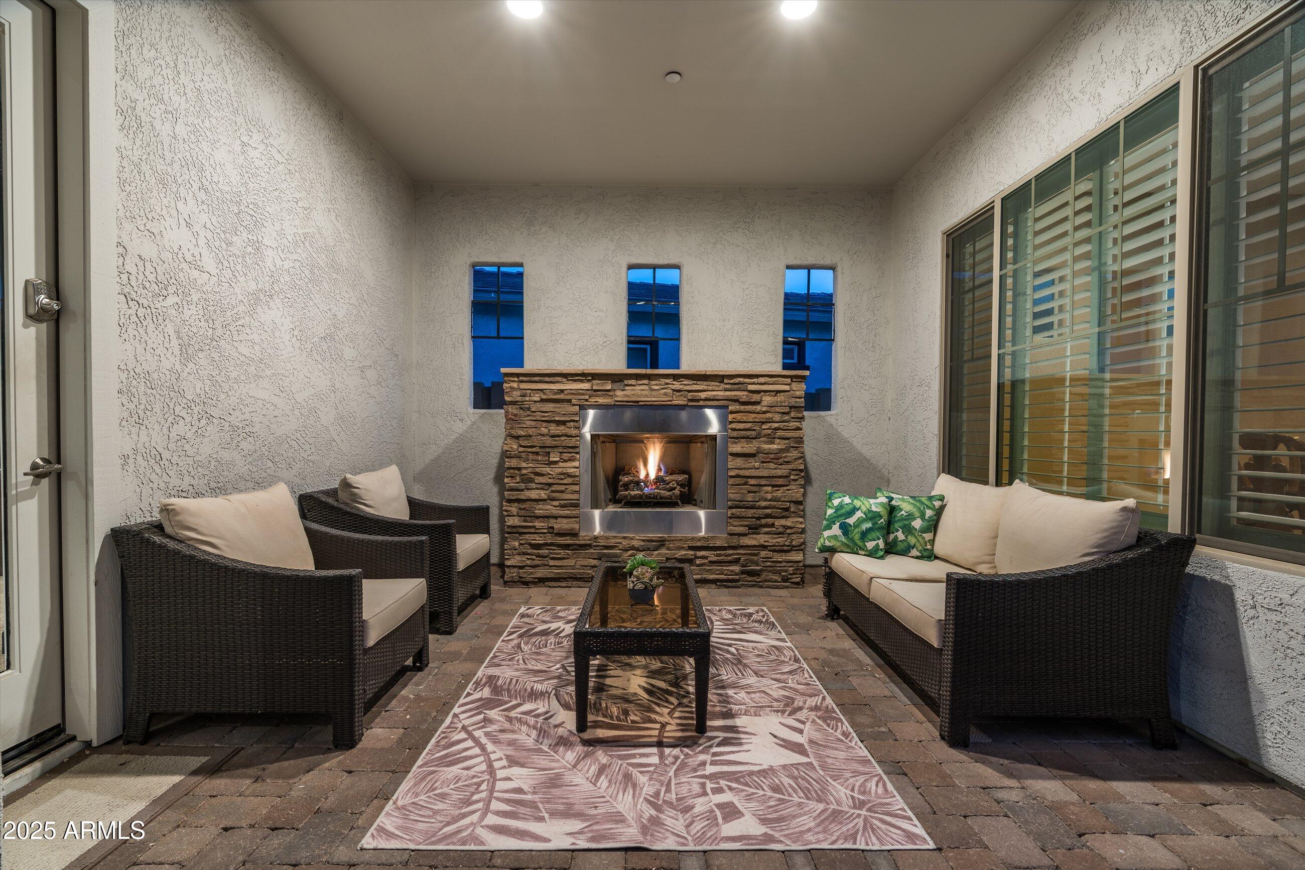 1535 W MOLLY Lane