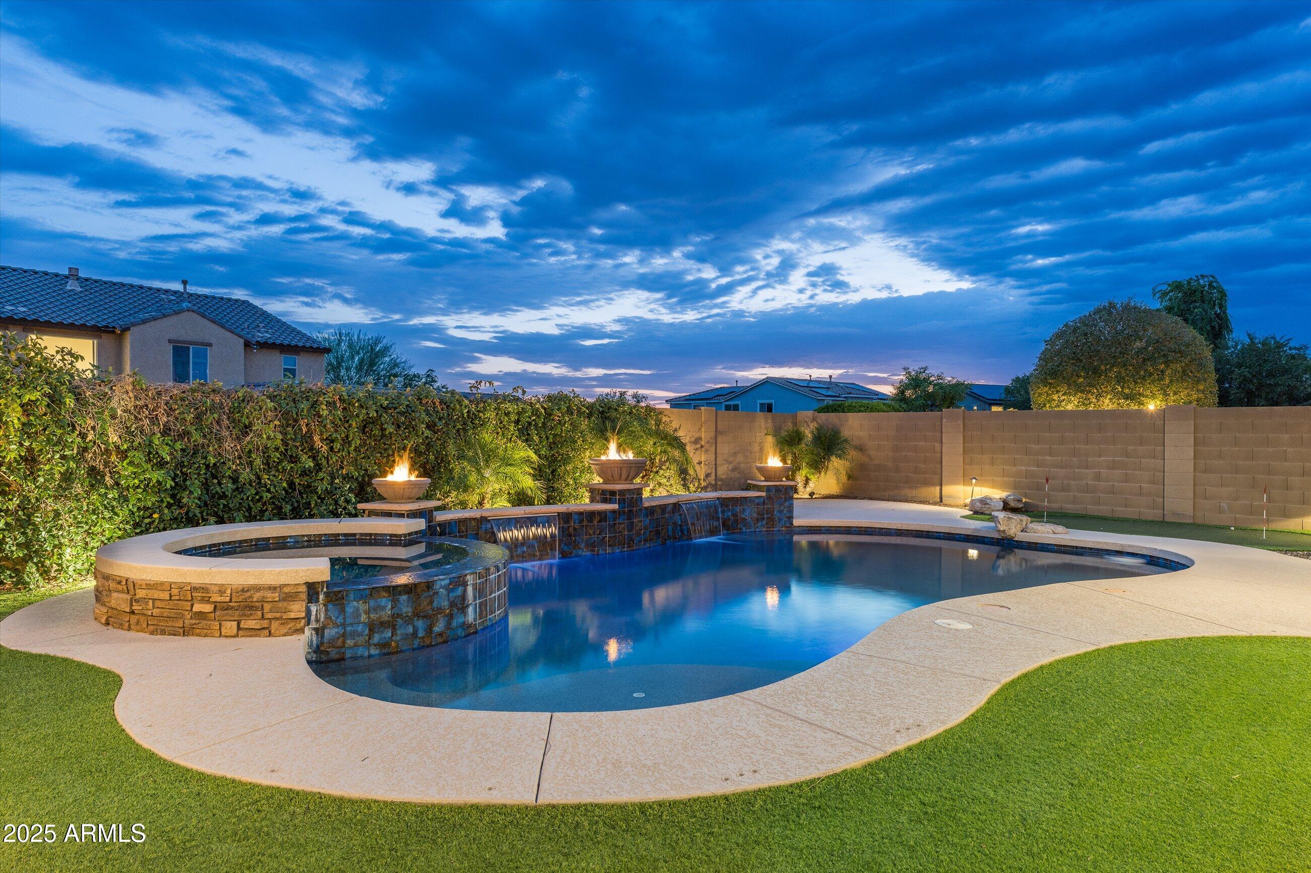1535 W MOLLY Lane