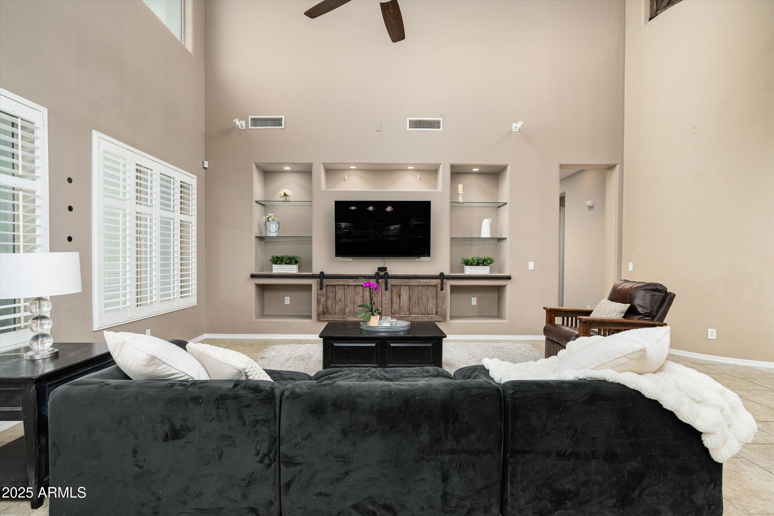 1535 W MOLLY Lane
