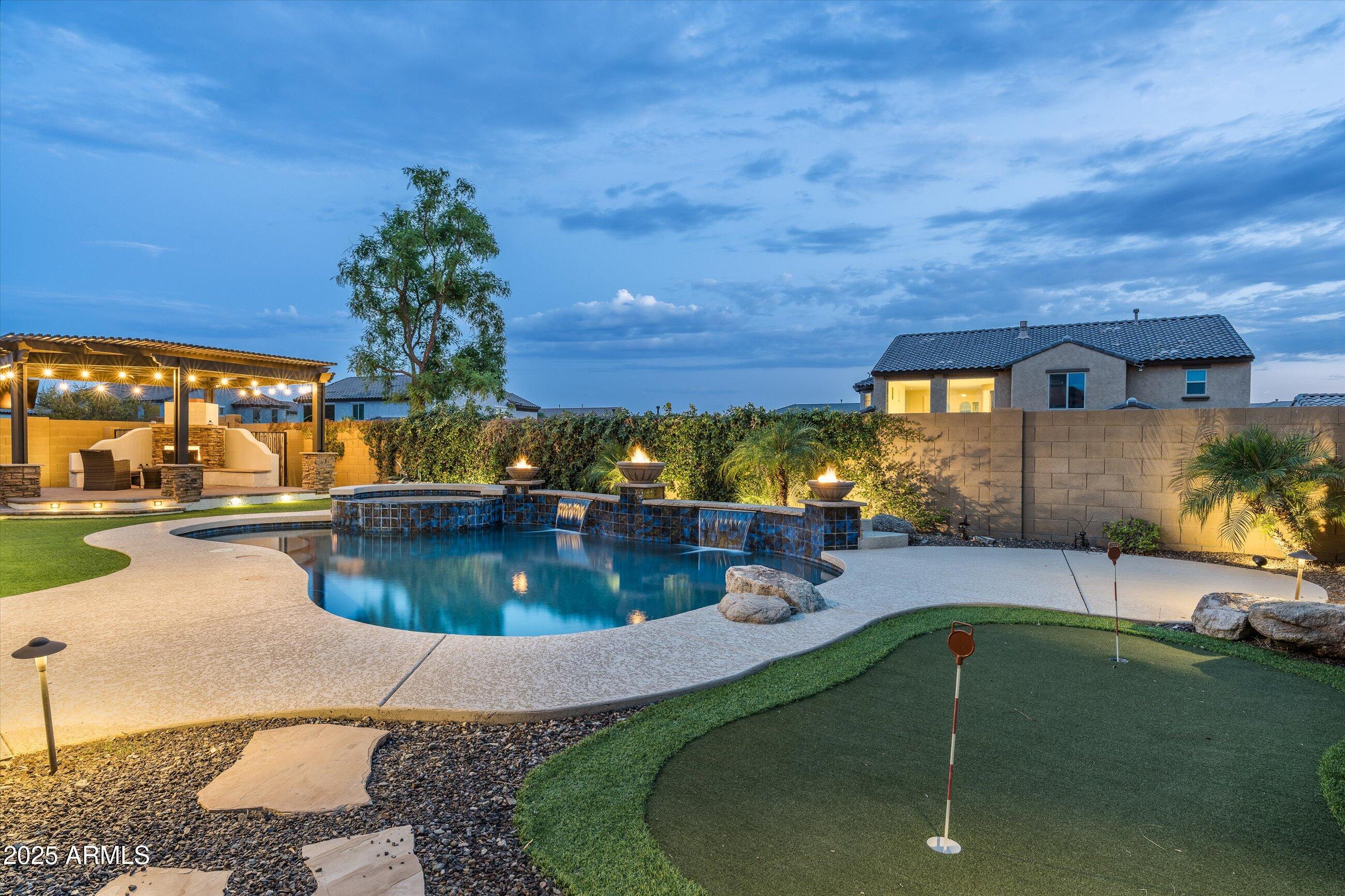 1535 W MOLLY Lane