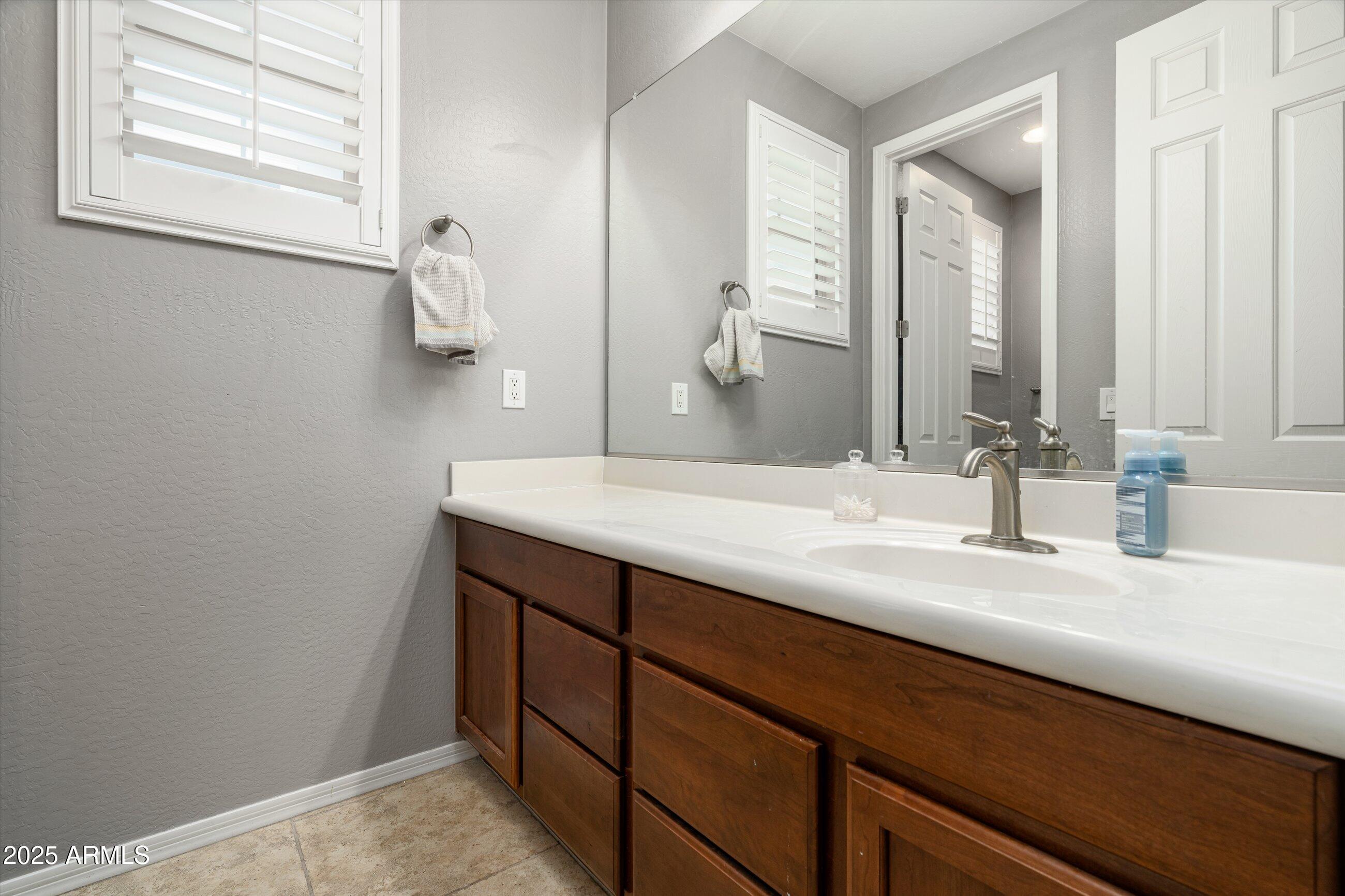 1535 W MOLLY Lane