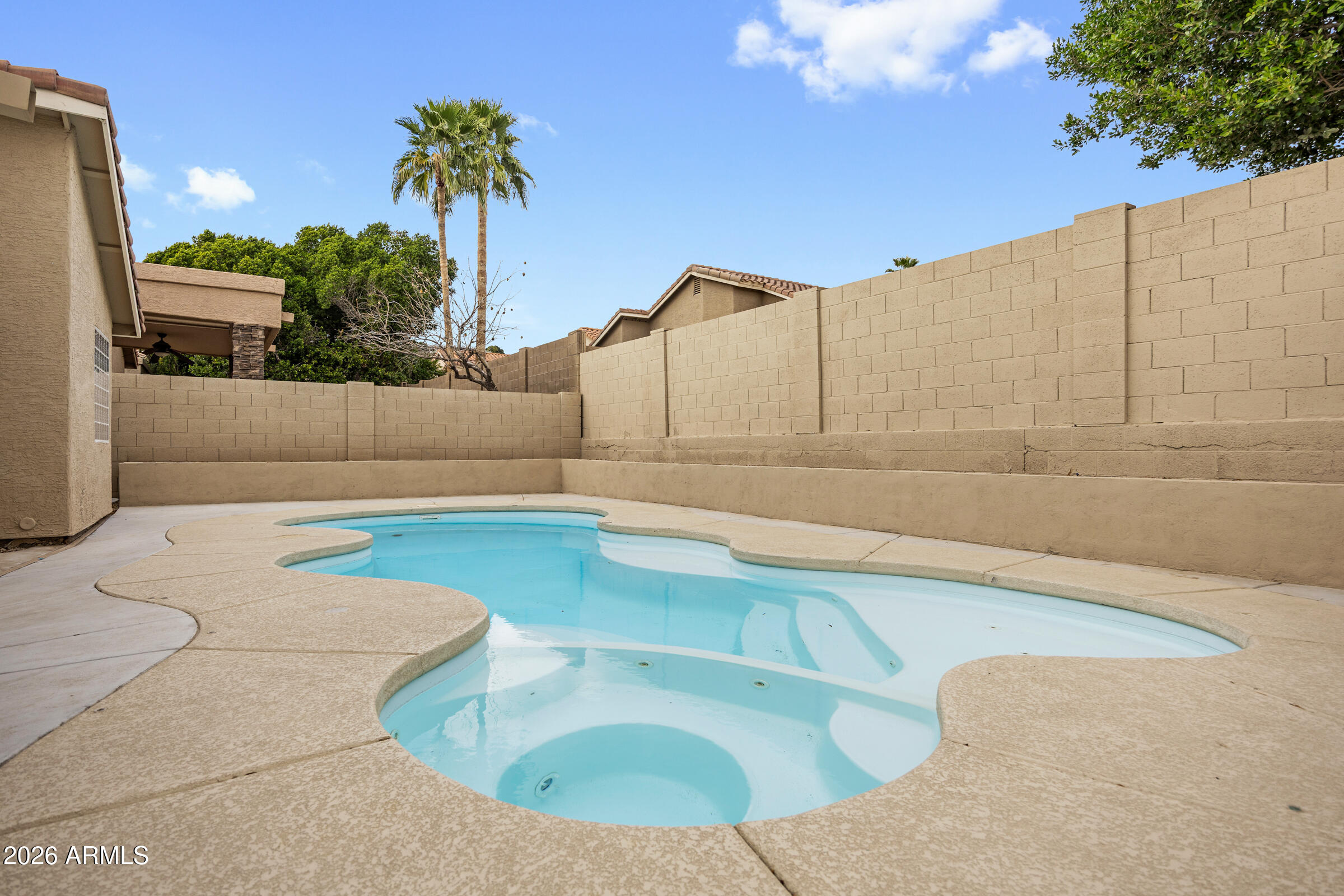 1040 E AMBERWOOD Drive