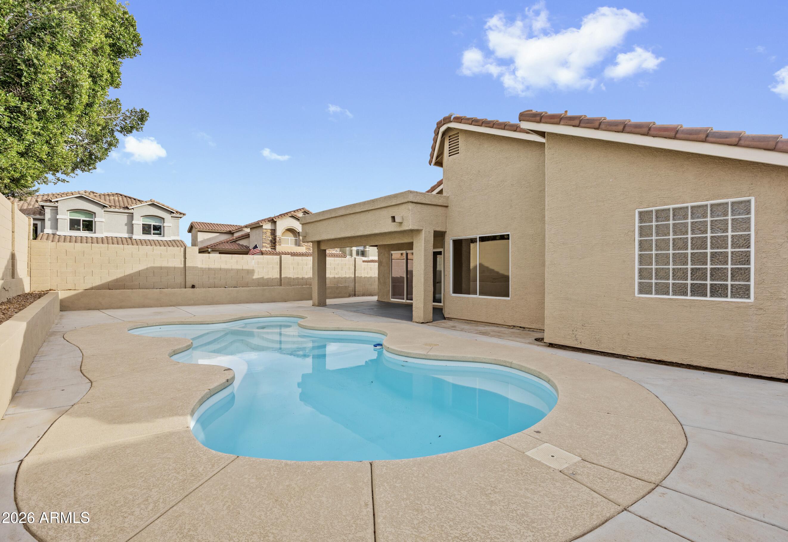 1040 E AMBERWOOD Drive