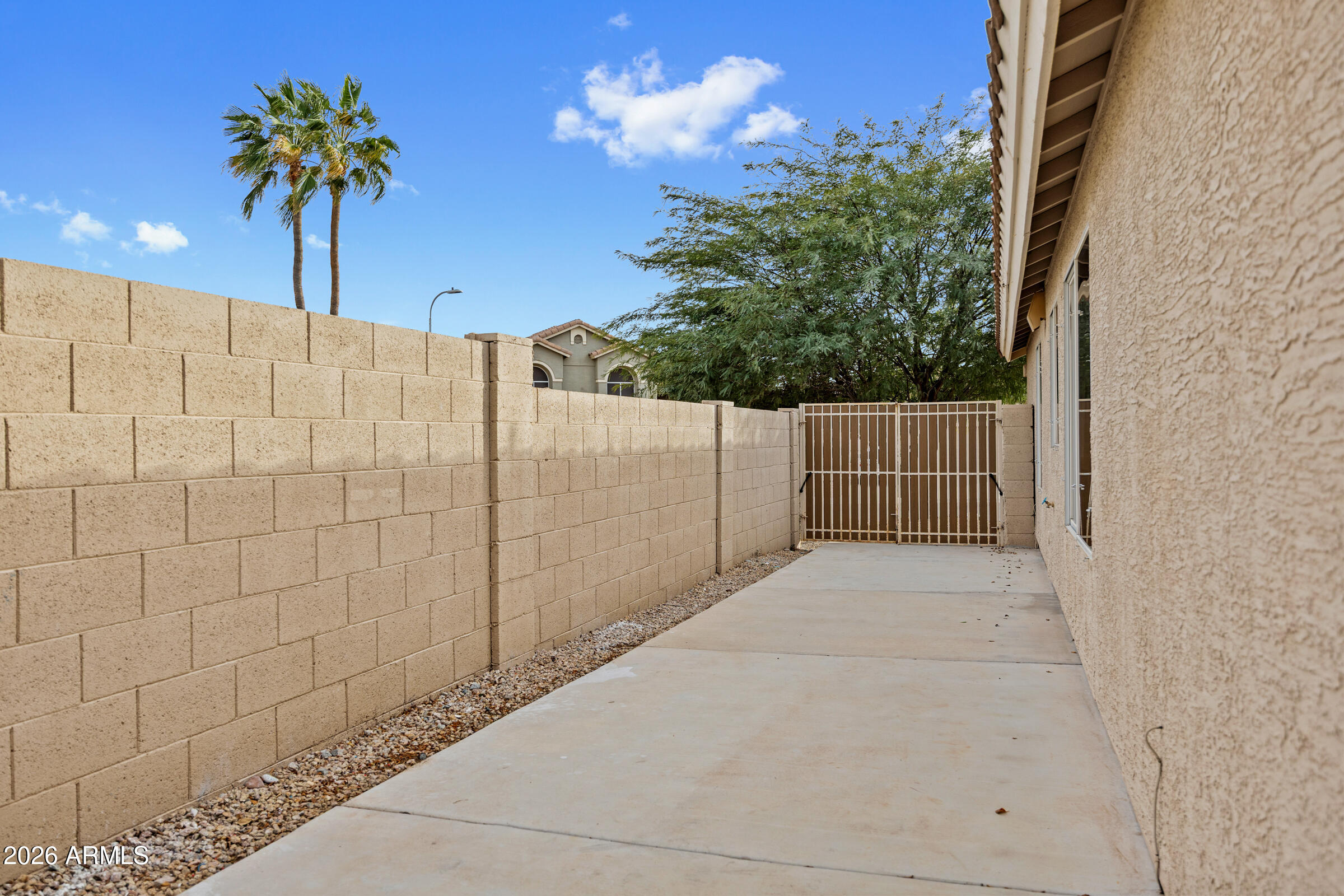 1040 E AMBERWOOD Drive