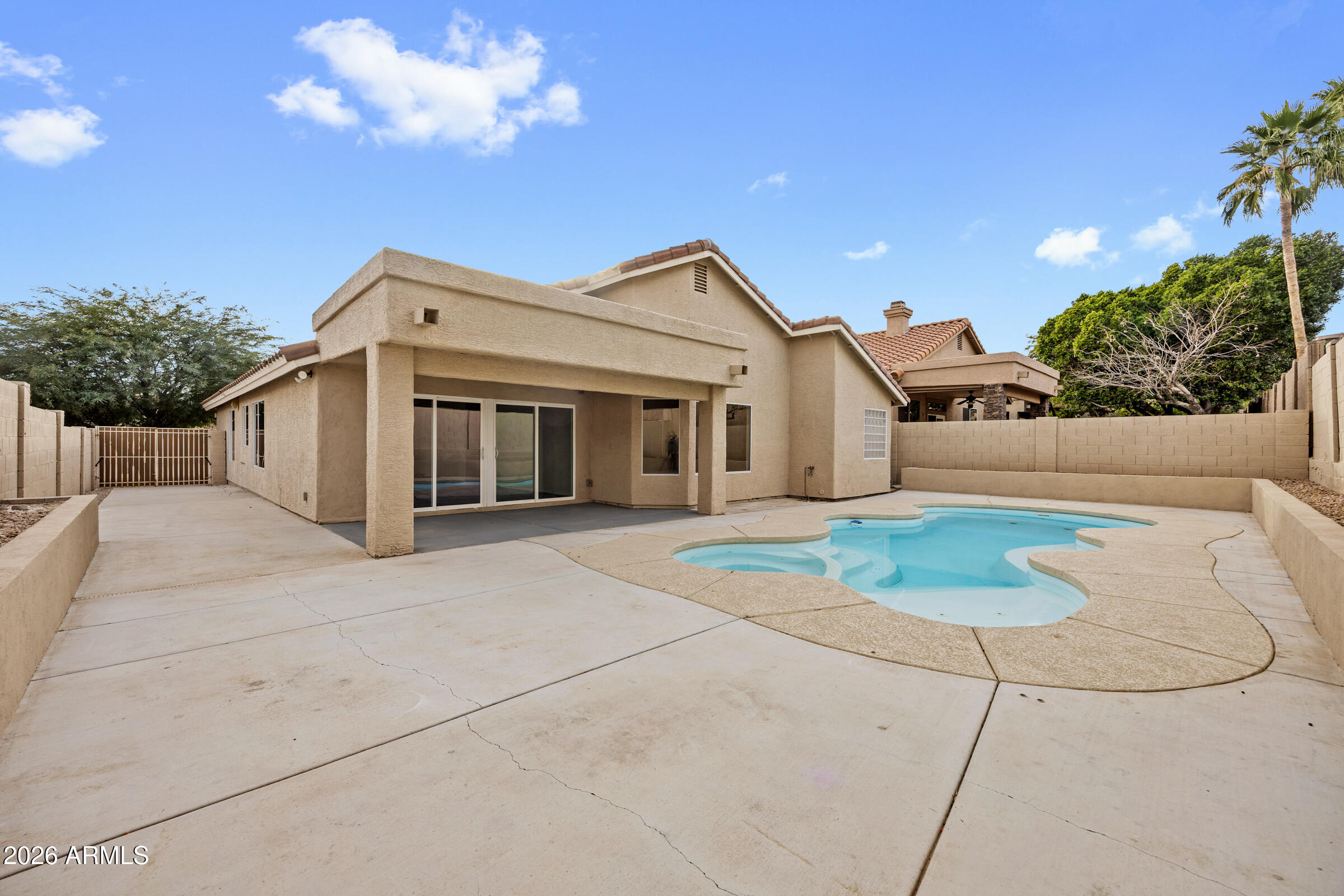 1040 E AMBERWOOD Drive
