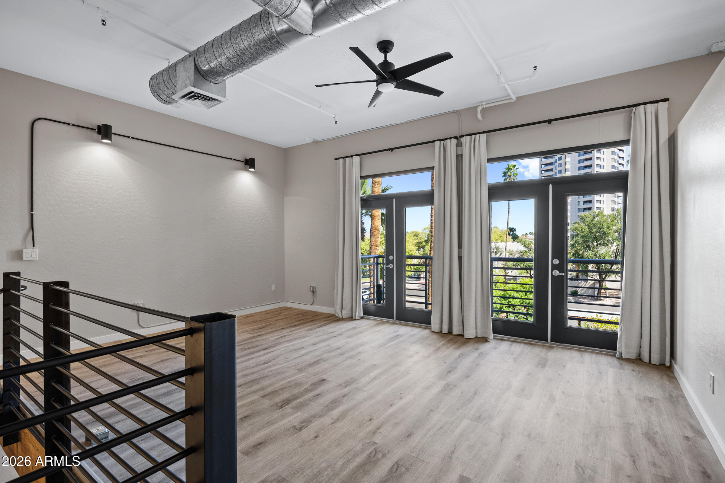914 E OSBORN Road 208