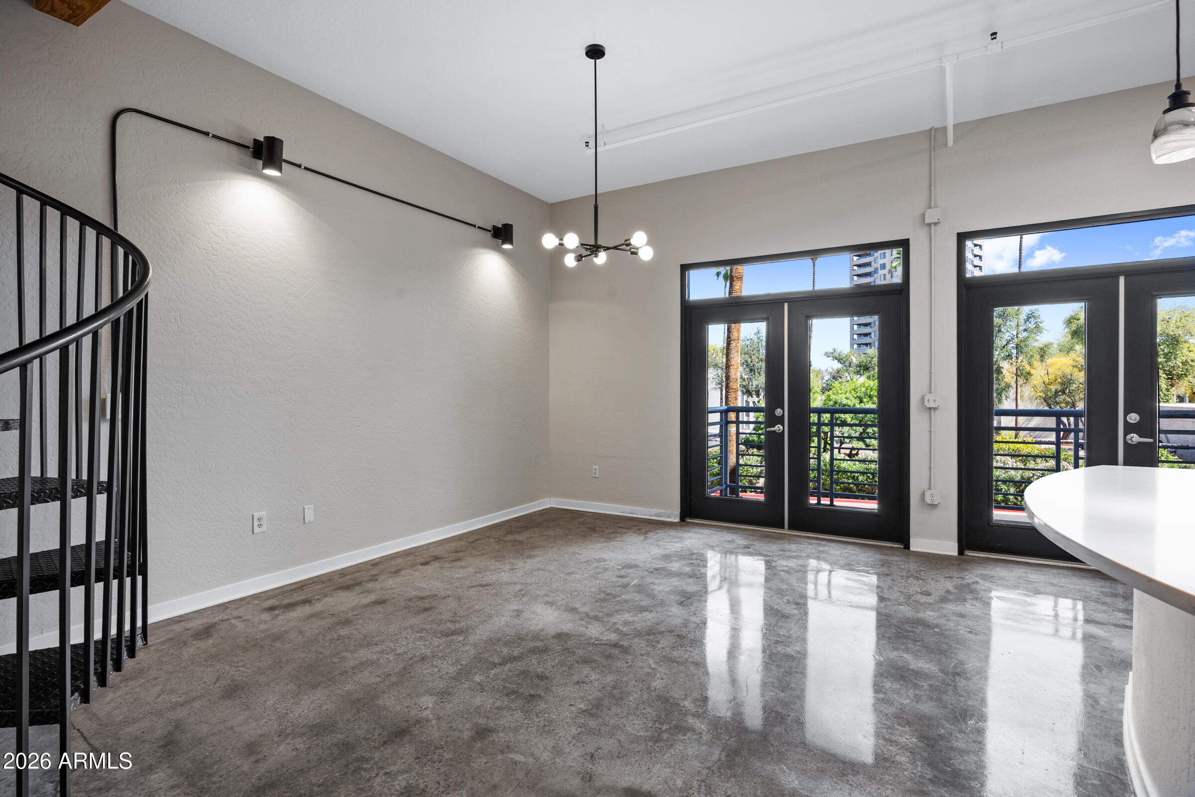 914 E OSBORN Road 208