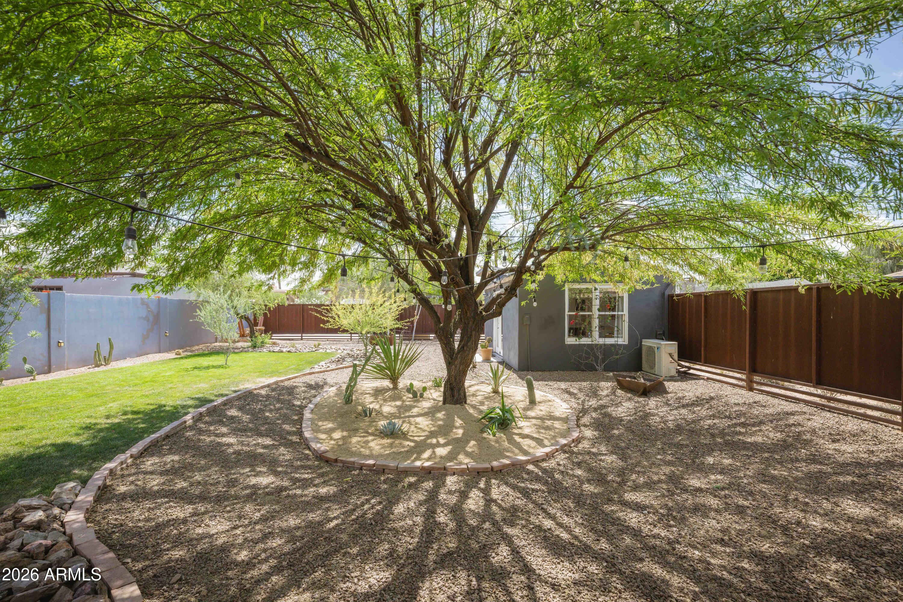 1105 W WILLETTA Street