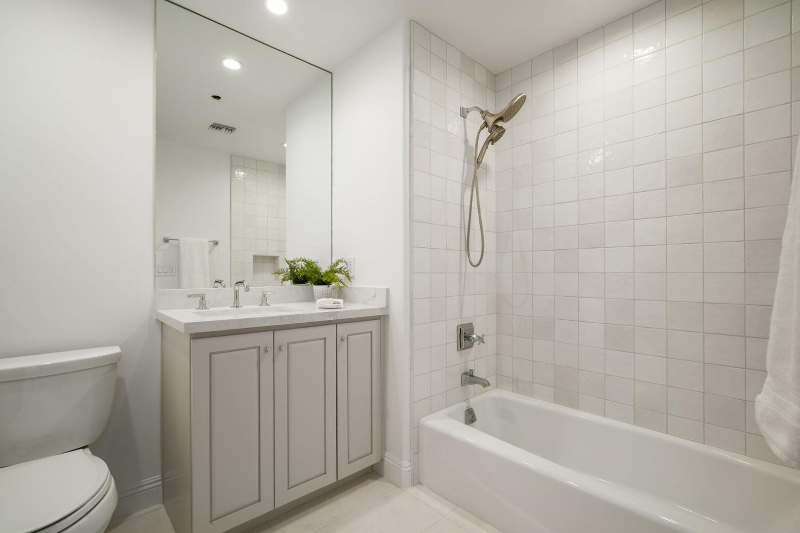 7181 E Camelback 504