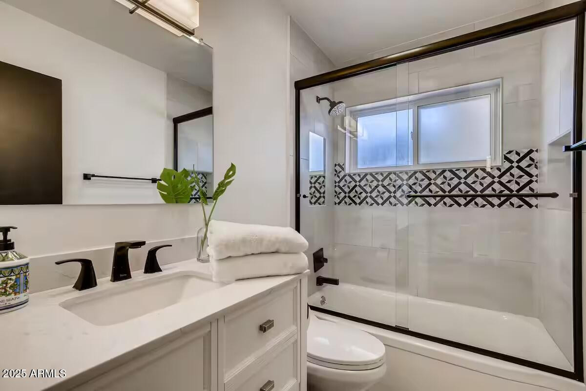 8115 E Edgemont