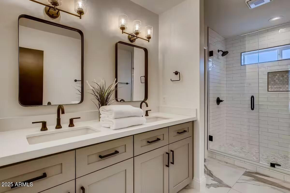8115 E Edgemont