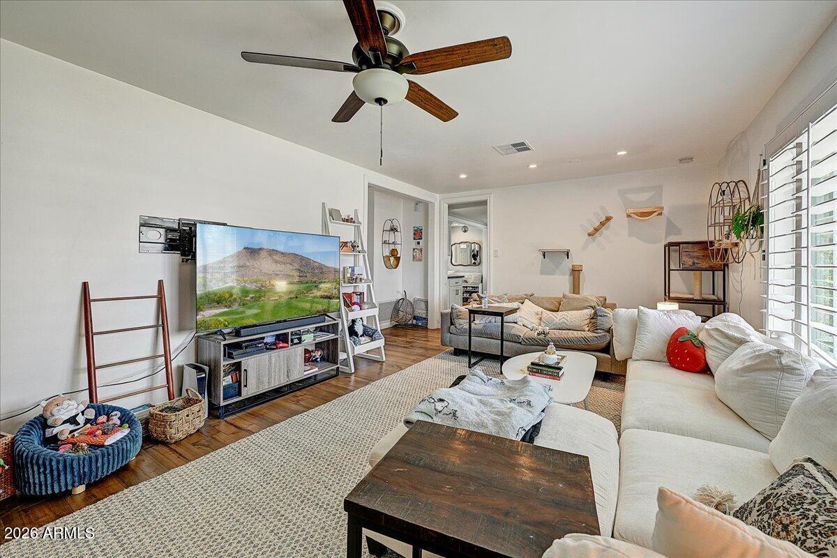 607 W 15TH Street