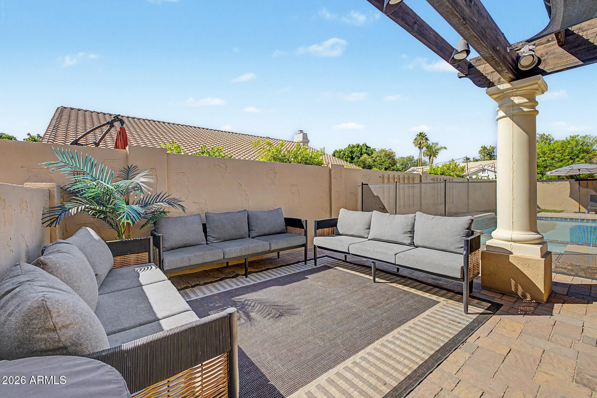 2142 E DESOTO Way