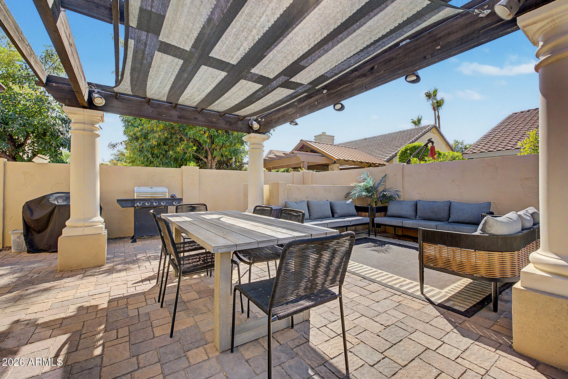 2142 E DESOTO Way