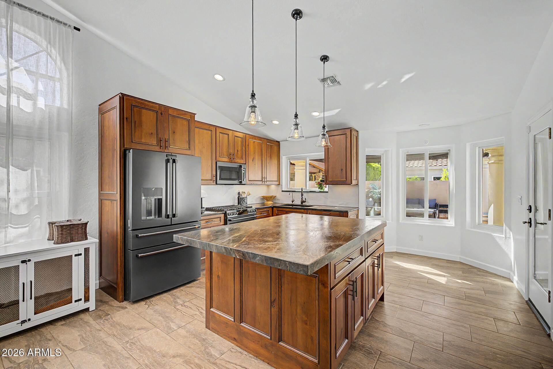 2142 E DESOTO Way