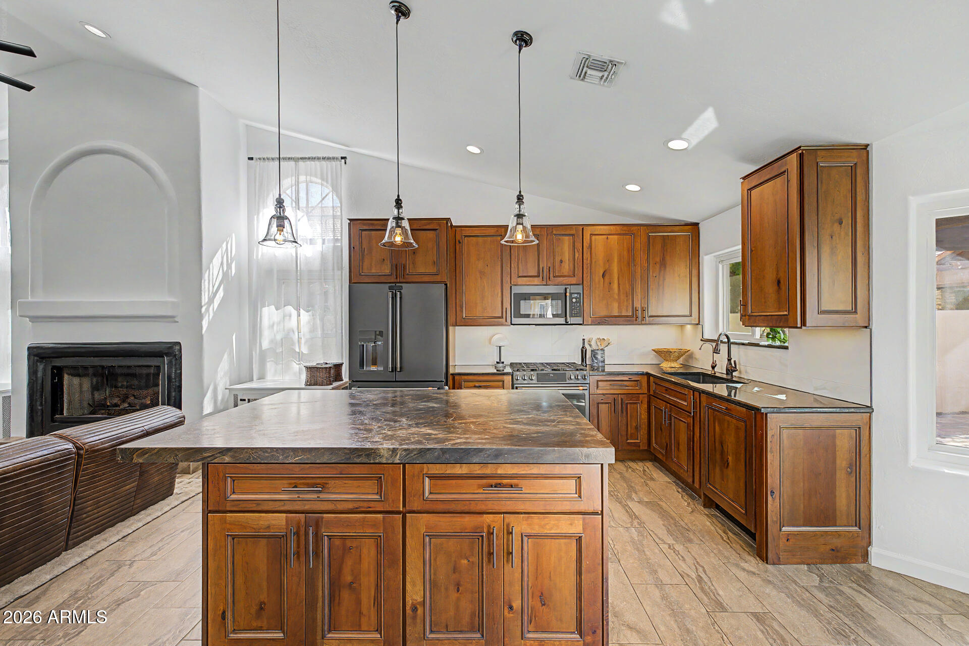2142 E DESOTO Way