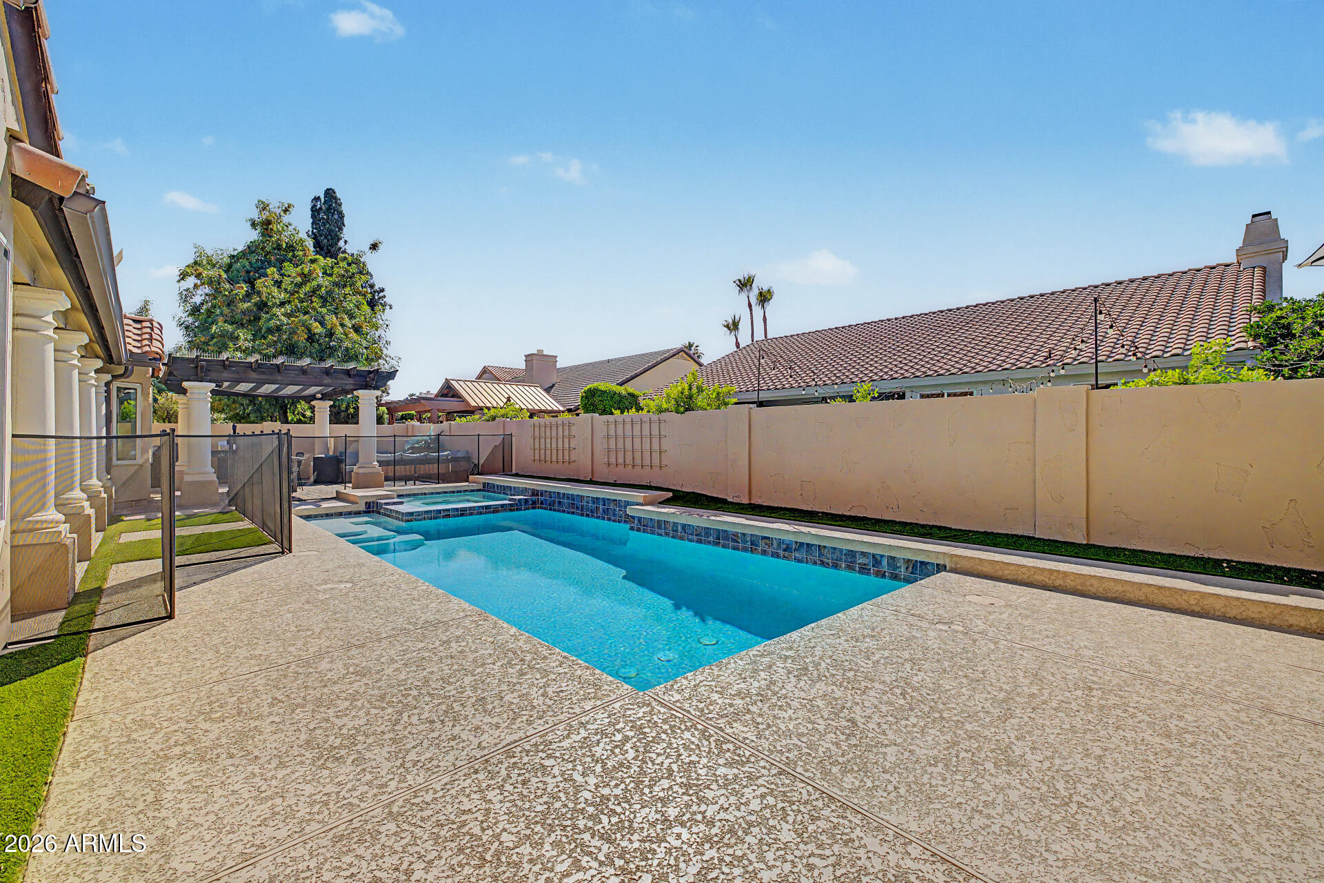 2142 E DESOTO Way