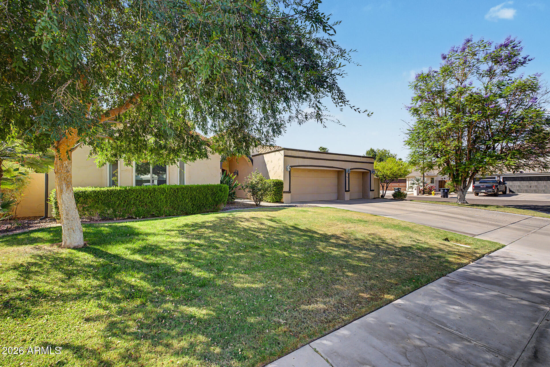 2142 E DESOTO Way