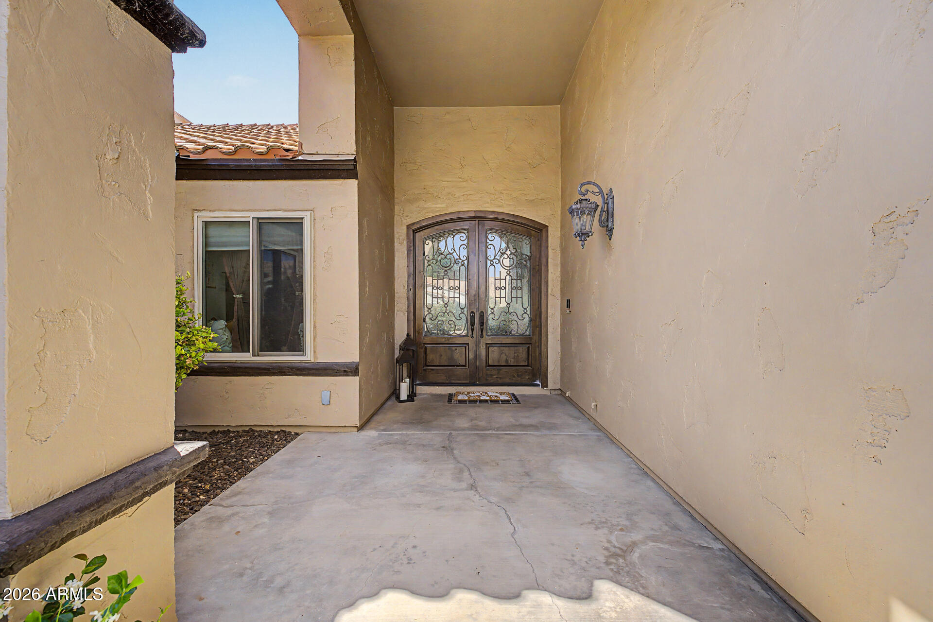 2142 E DESOTO Way