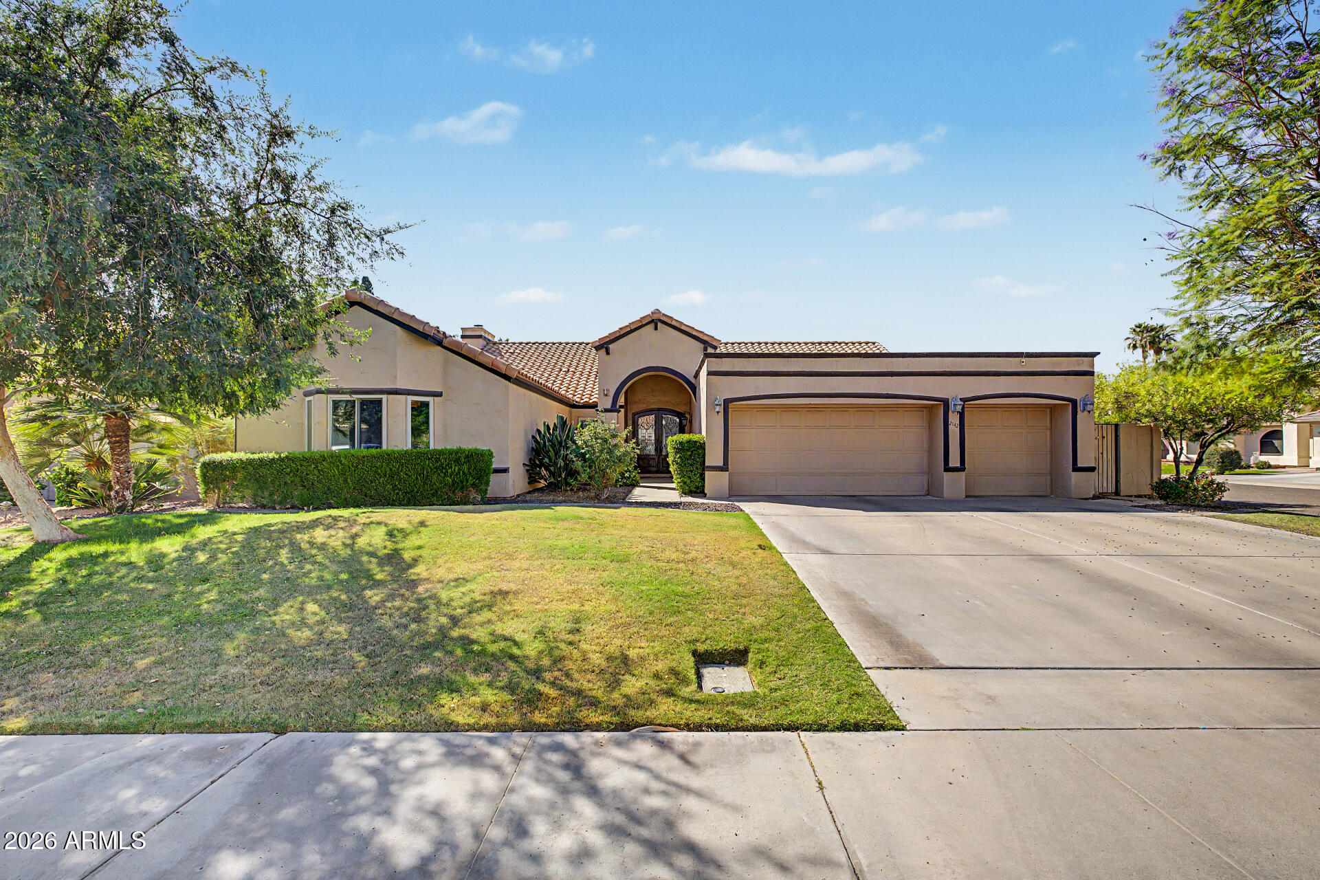 2142 E DESOTO Way