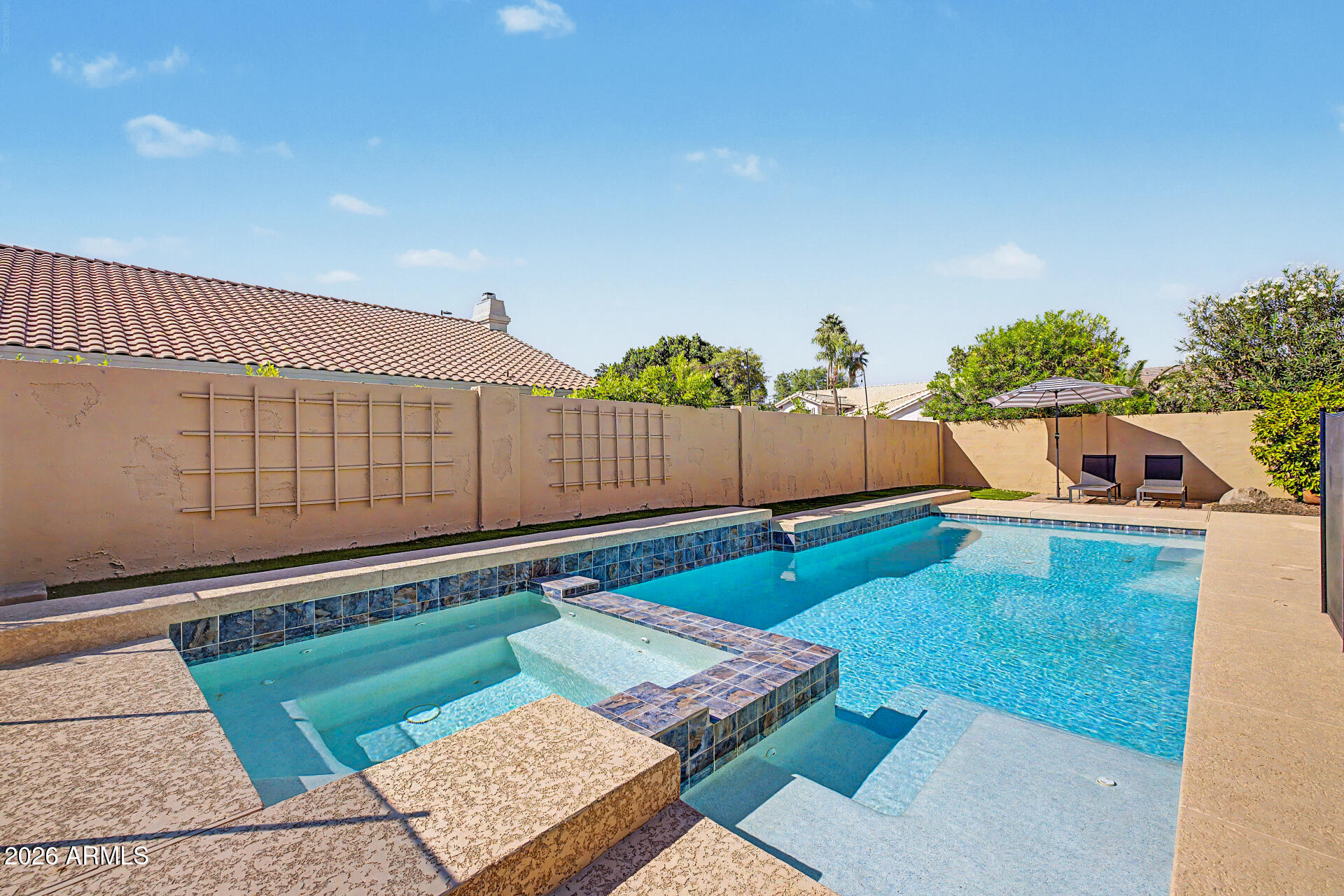 2142 E DESOTO Way