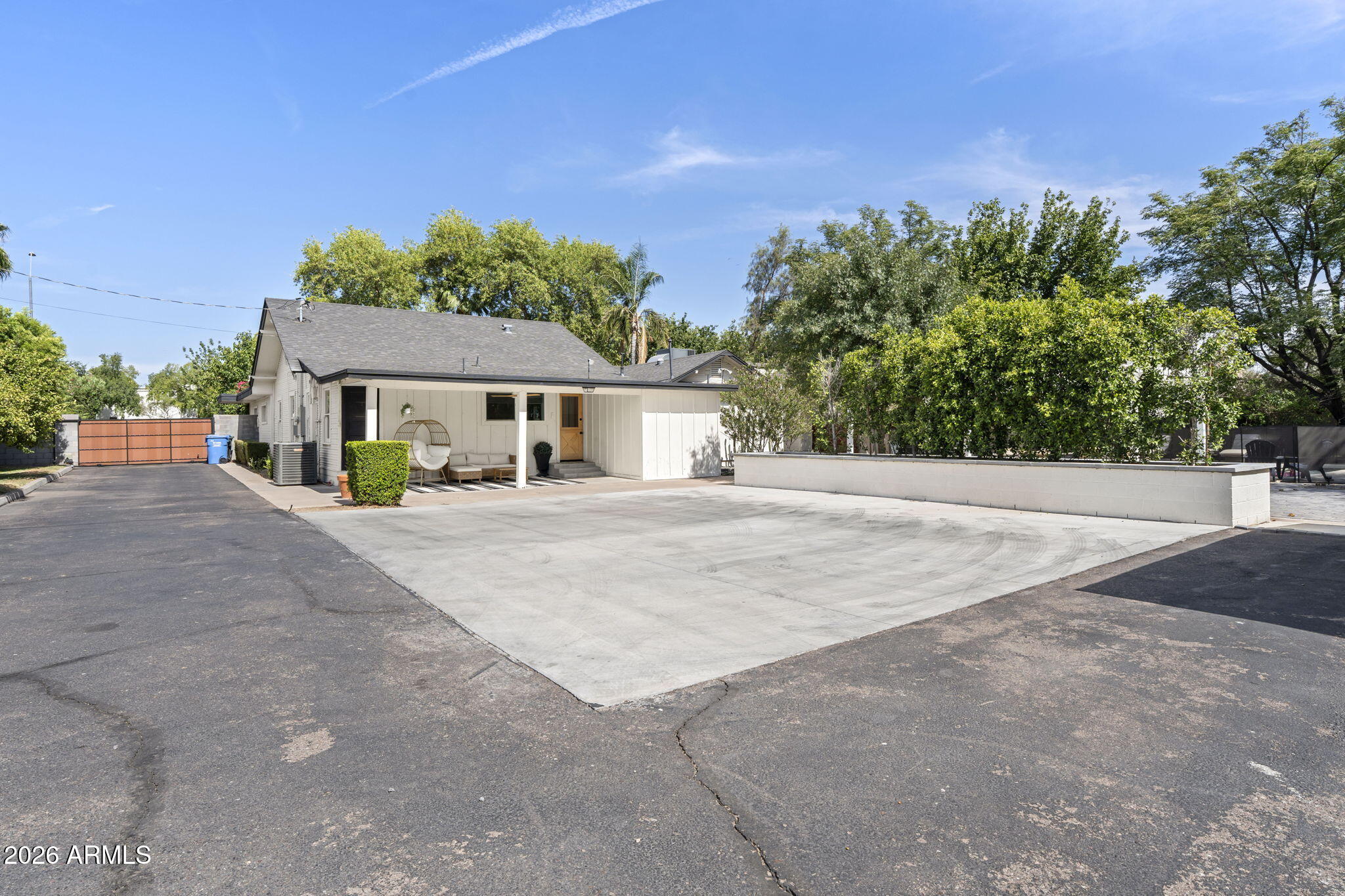 6740 N 7TH Street