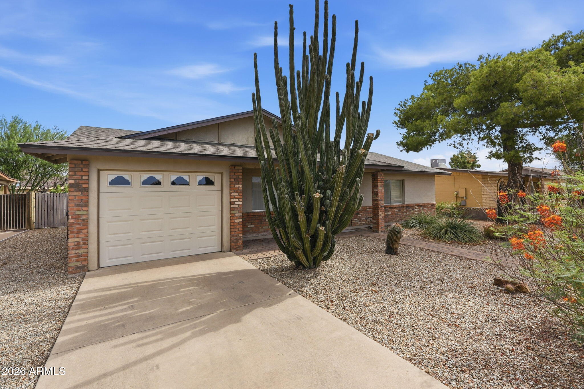 2302 E WALTANN Lane