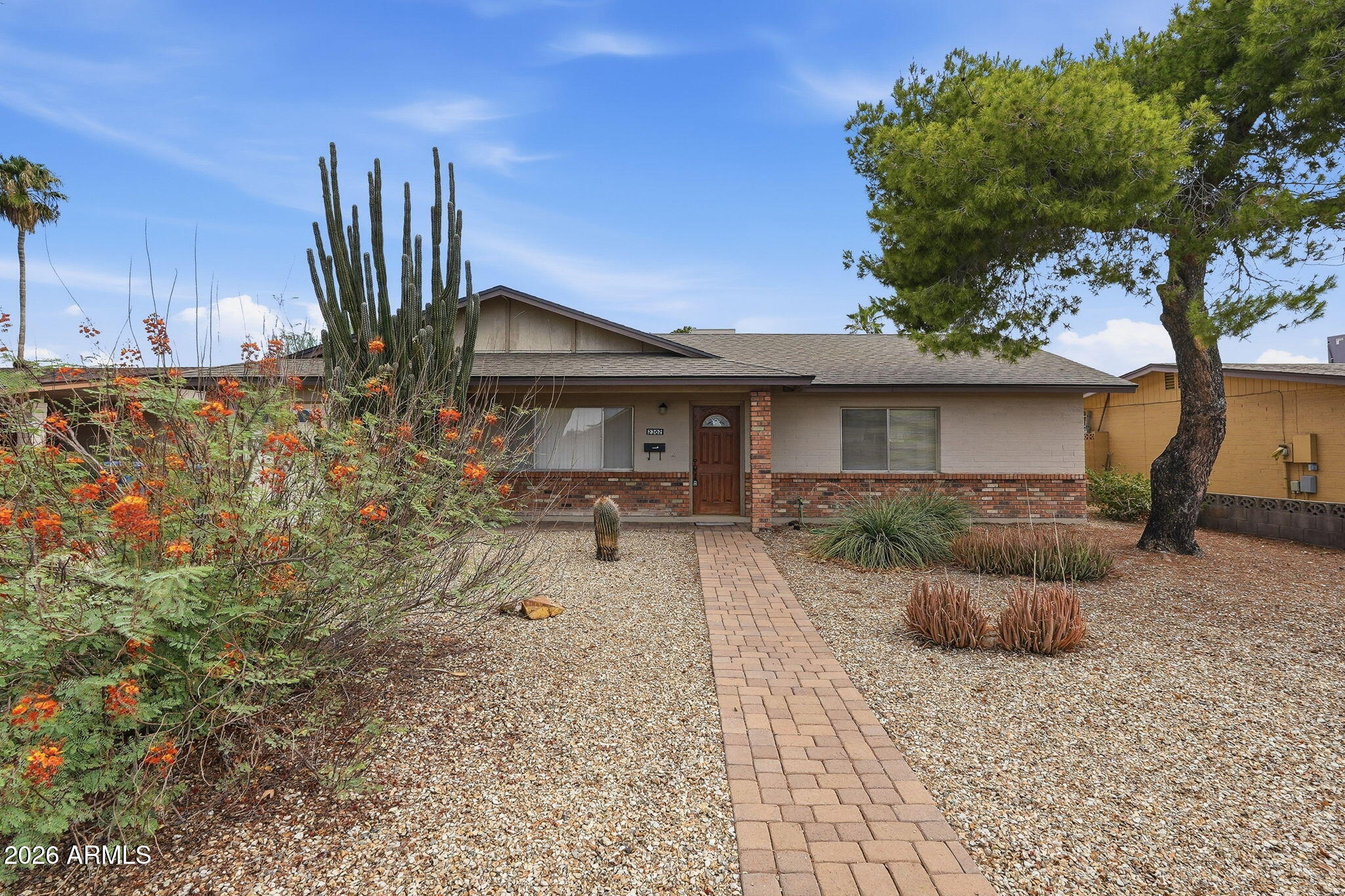 2302 E WALTANN Lane