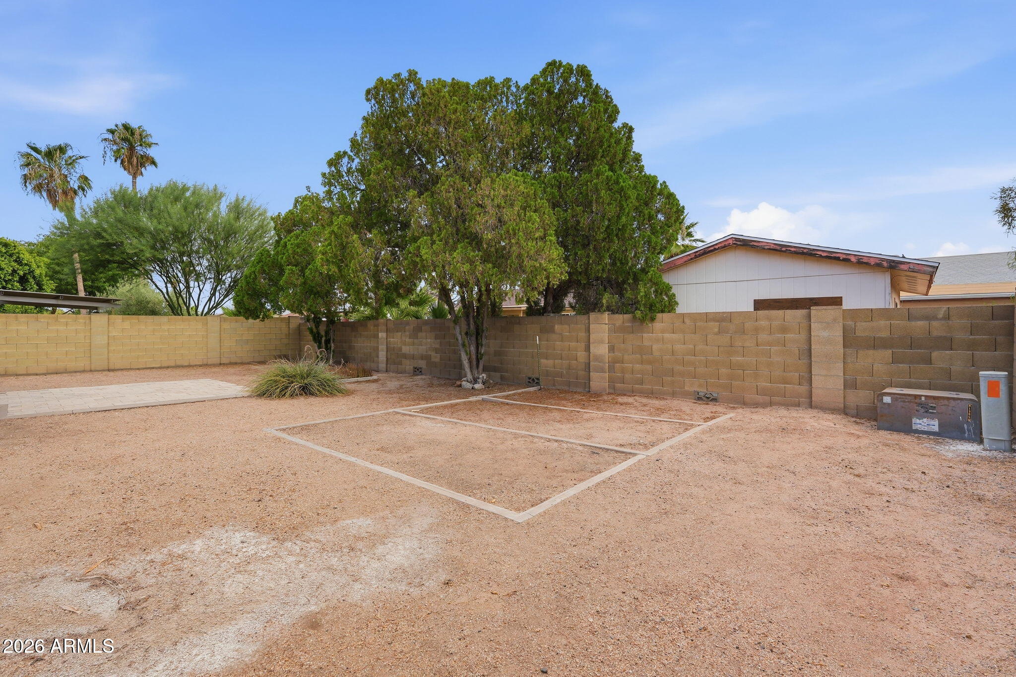 2302 E WALTANN Lane