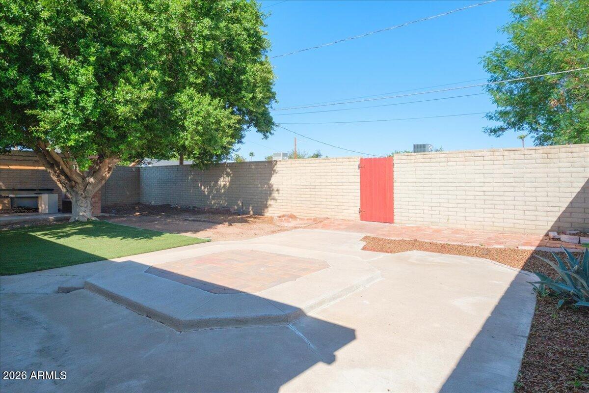 4628 E HOLLY Street
