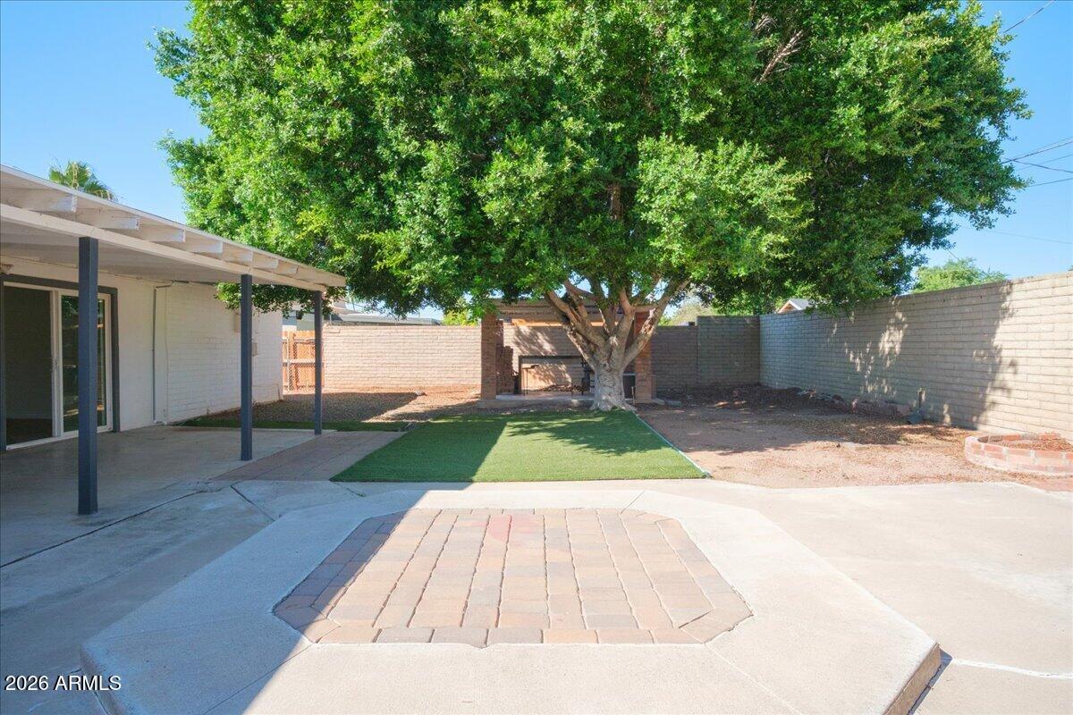 4628 E HOLLY Street