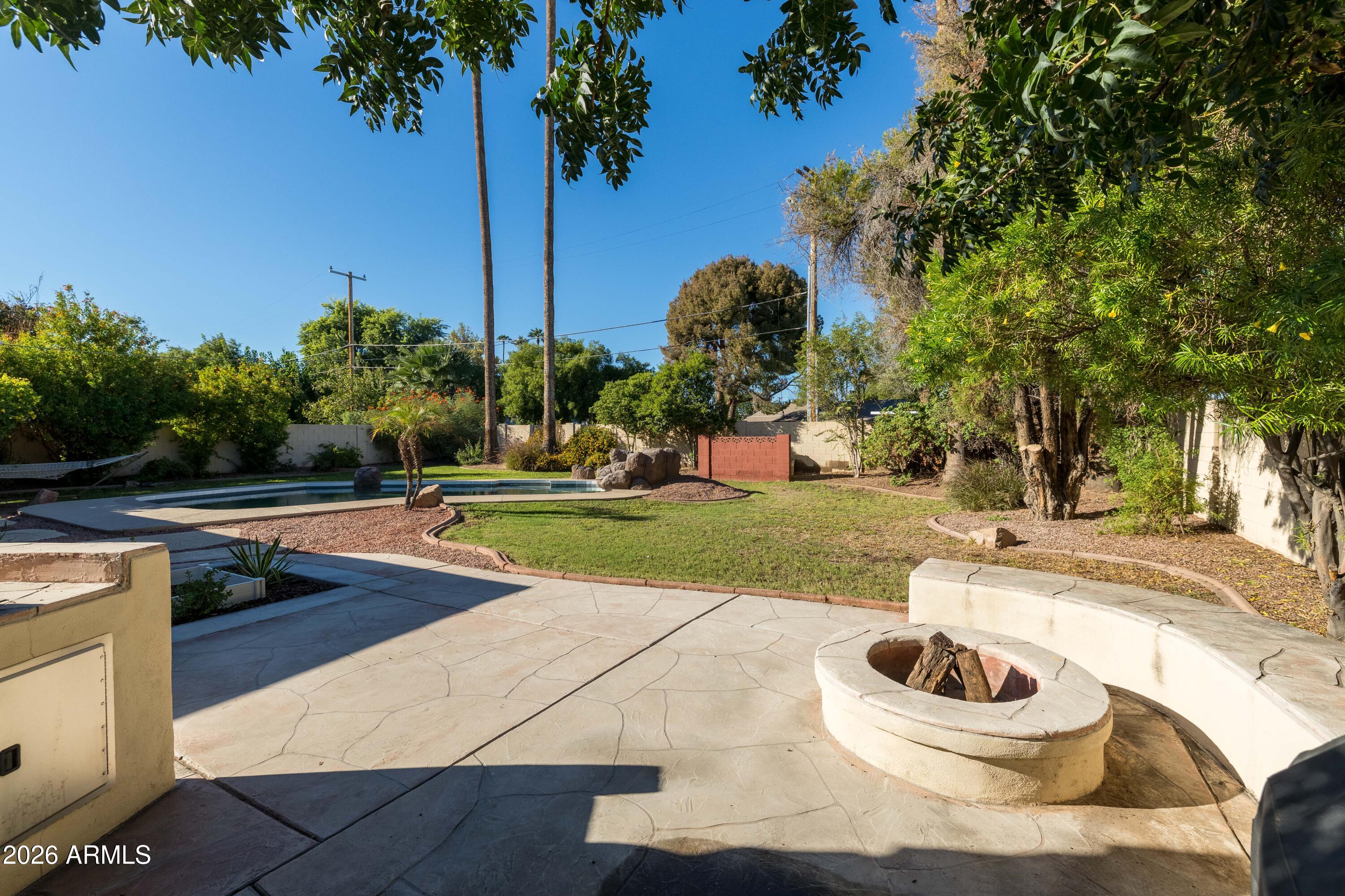 702 W RANCHO Drive