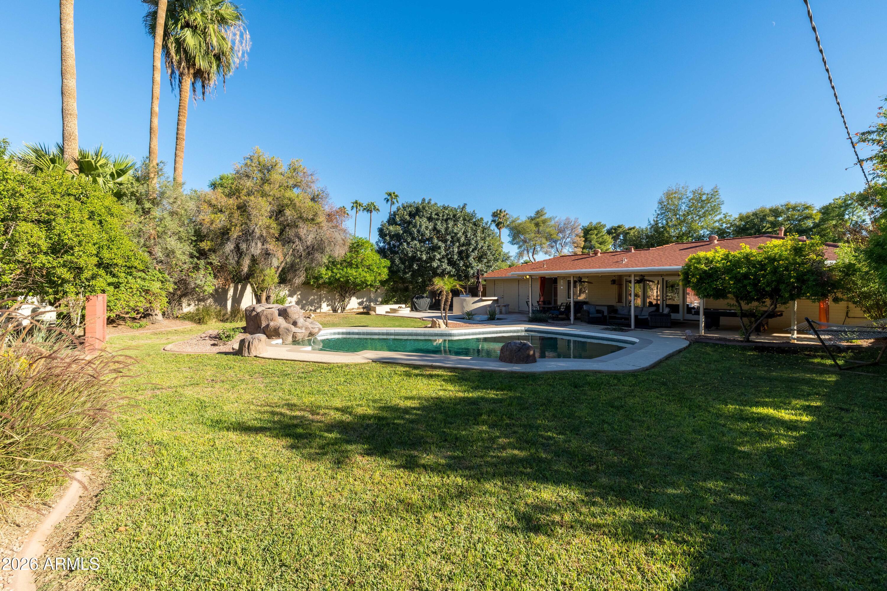 702 W RANCHO Drive