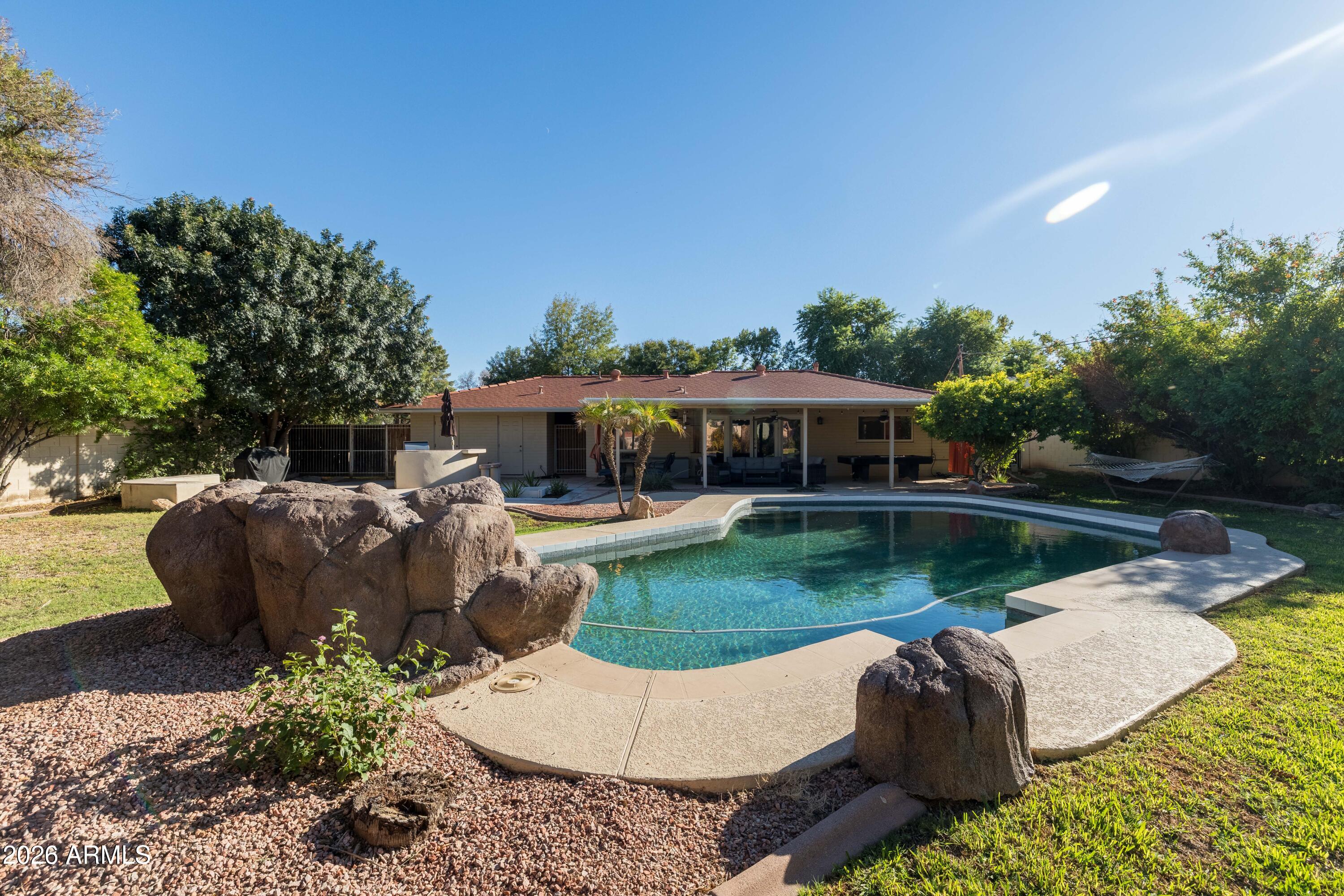 702 W RANCHO Drive