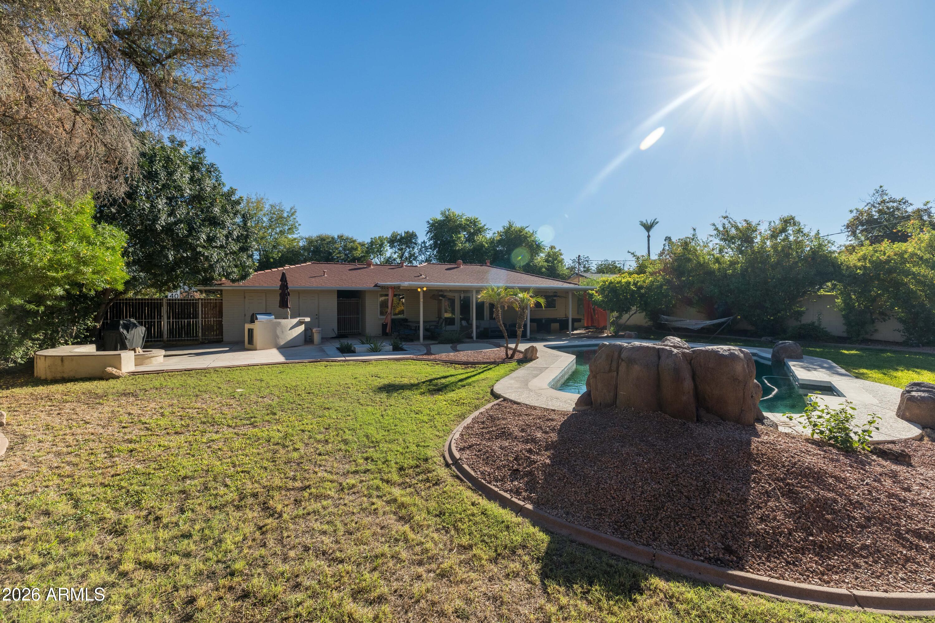702 W RANCHO Drive