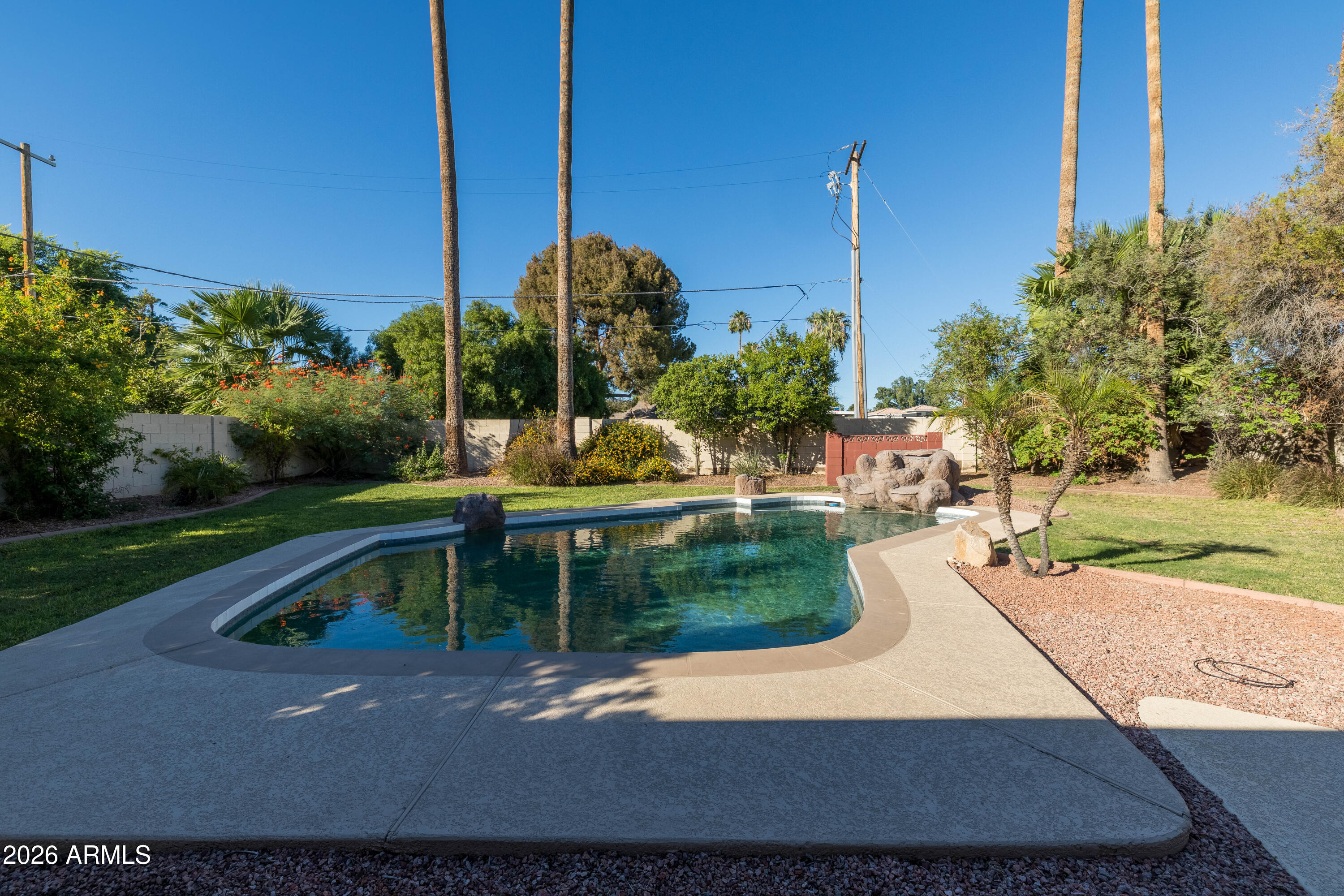 702 W RANCHO Drive