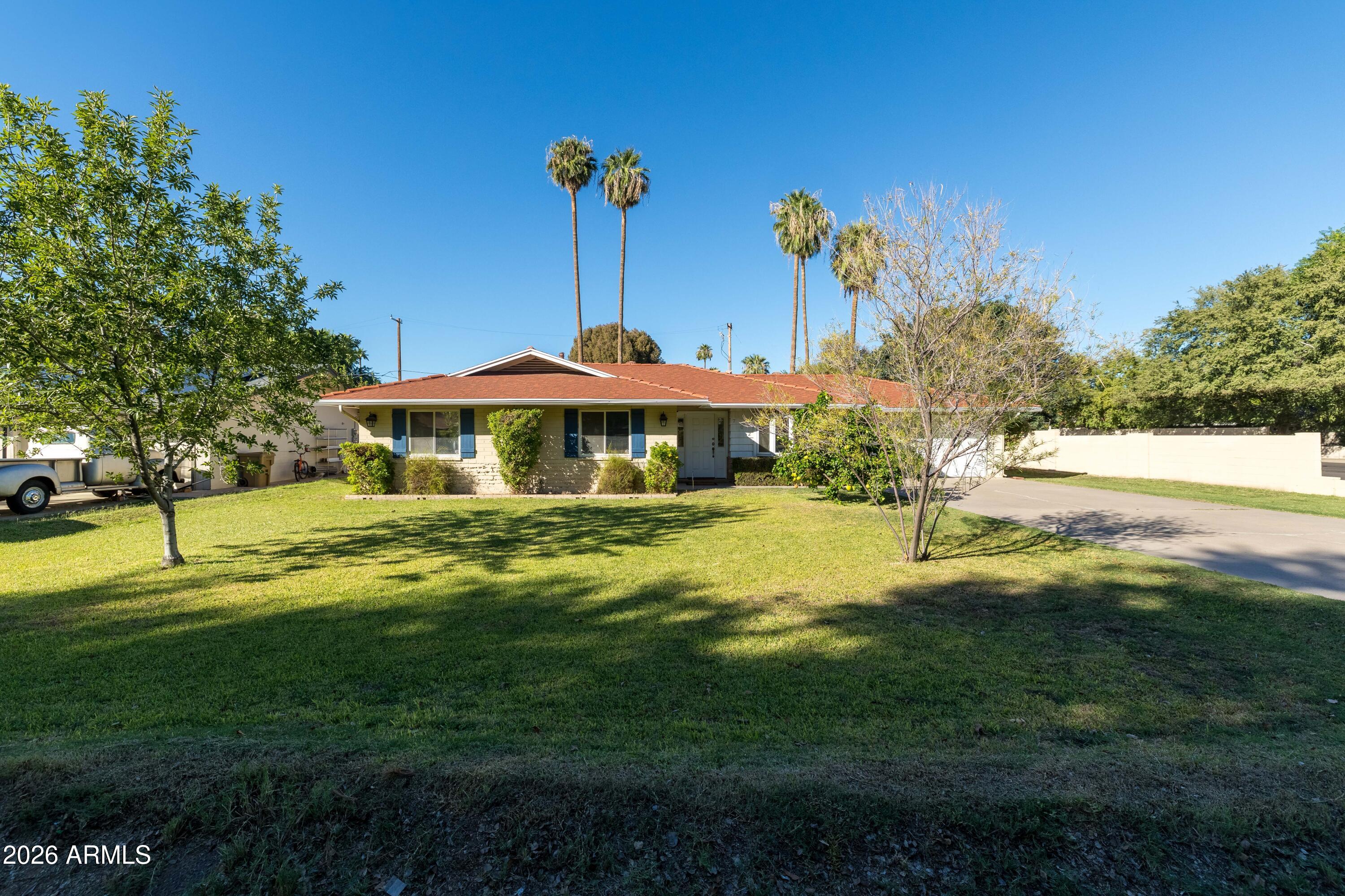 702 W RANCHO Drive