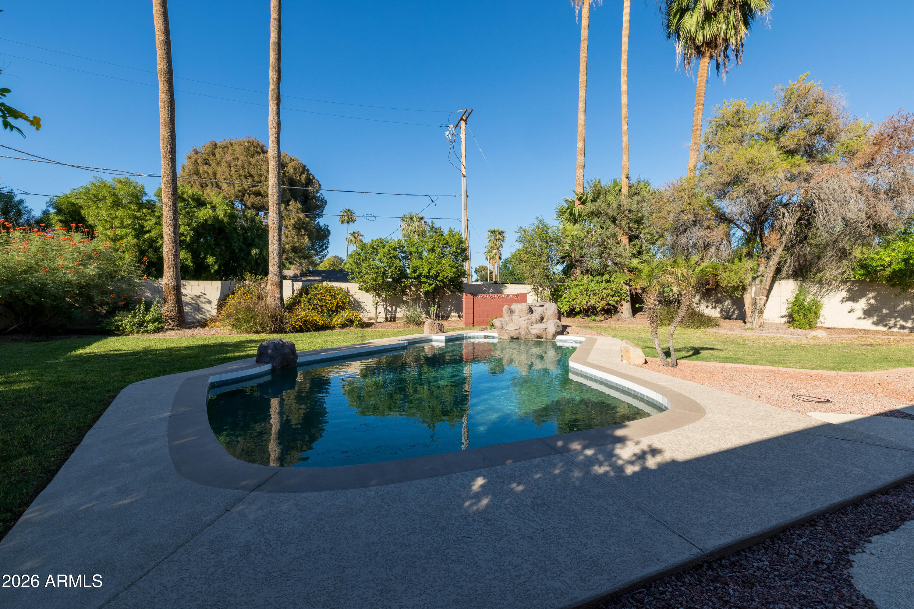 702 W RANCHO Drive