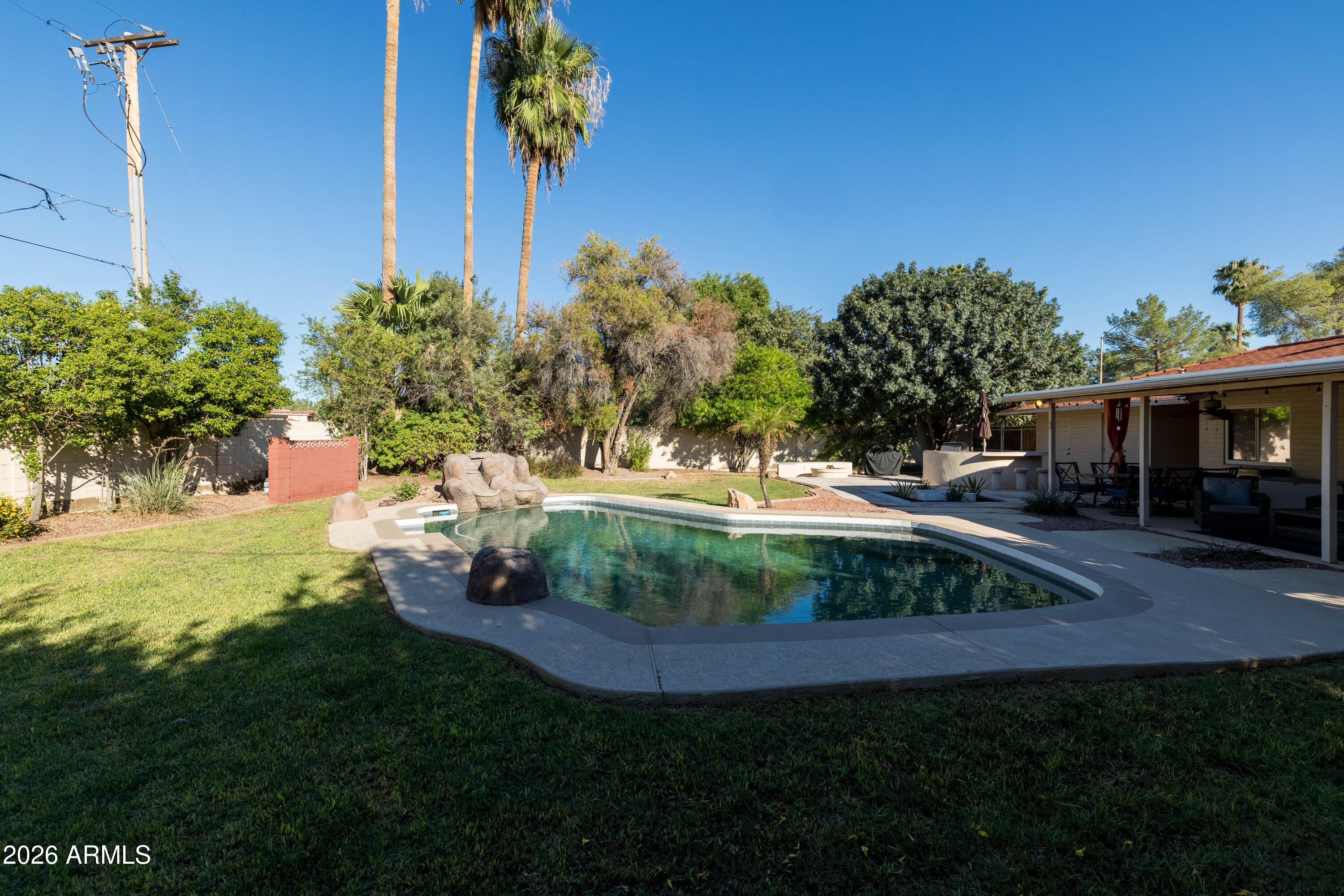 702 W RANCHO Drive