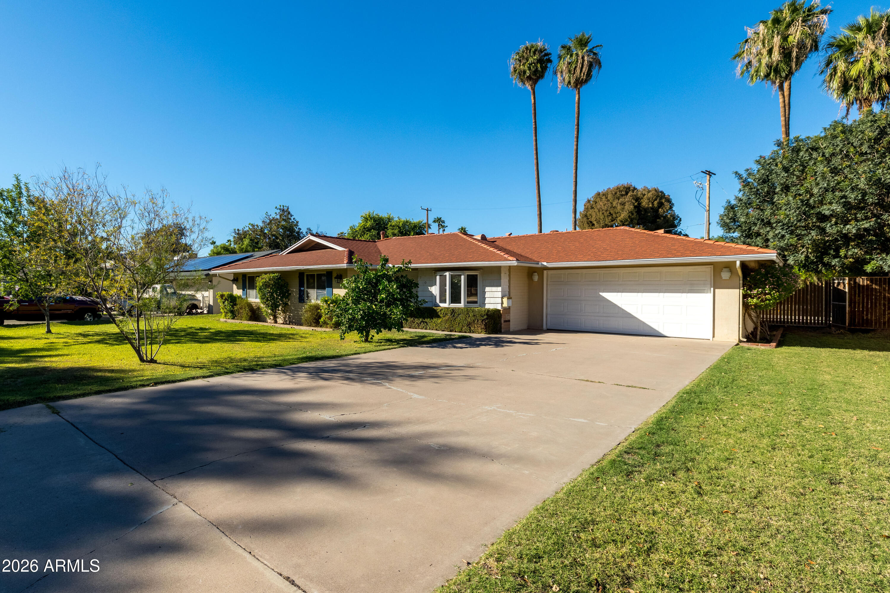 702 W RANCHO Drive