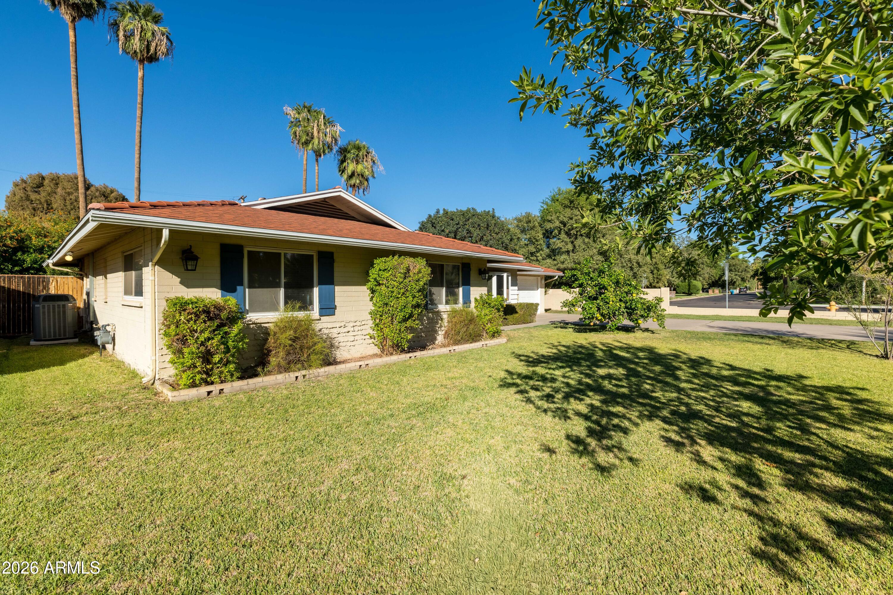 702 W RANCHO Drive