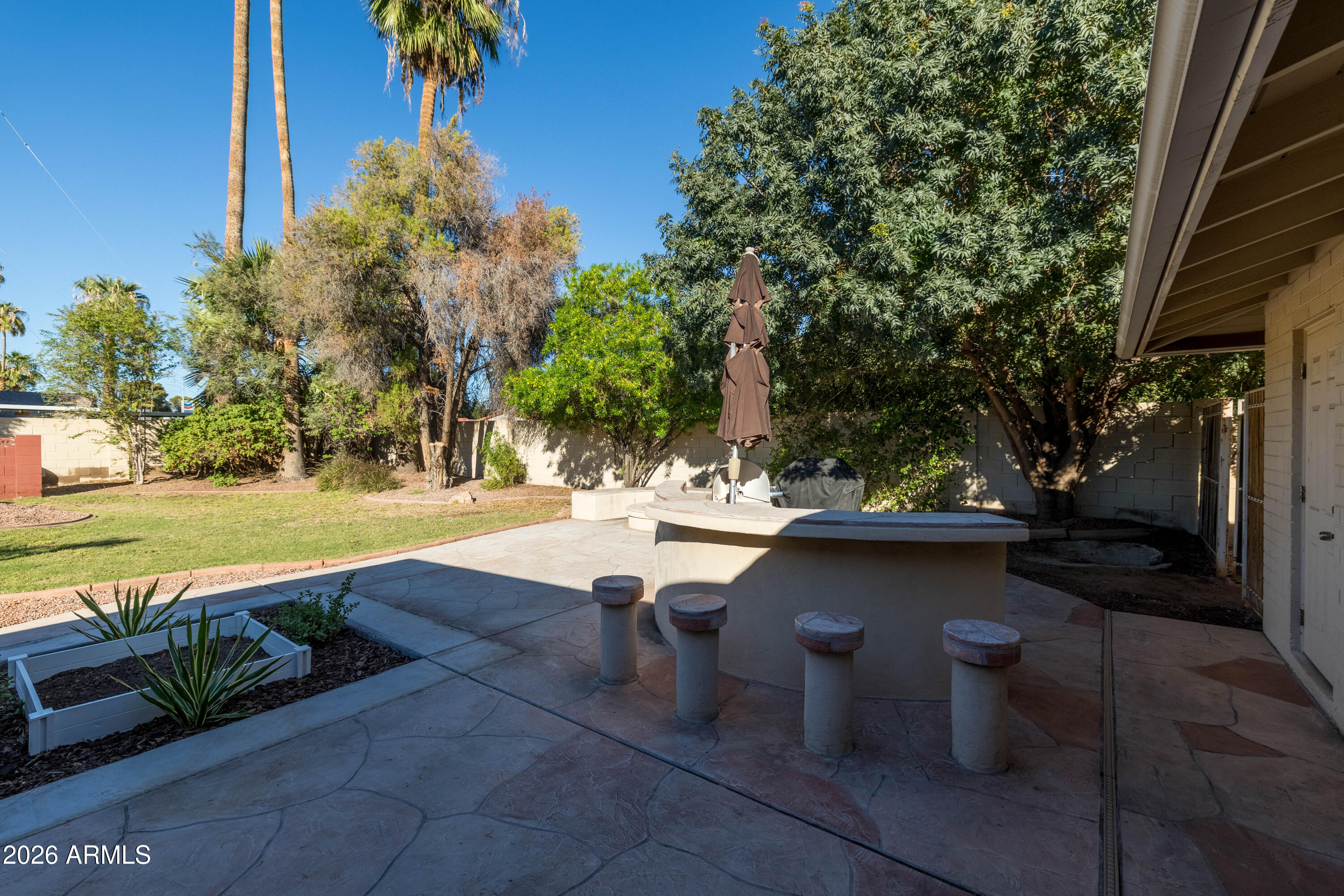 702 W RANCHO Drive