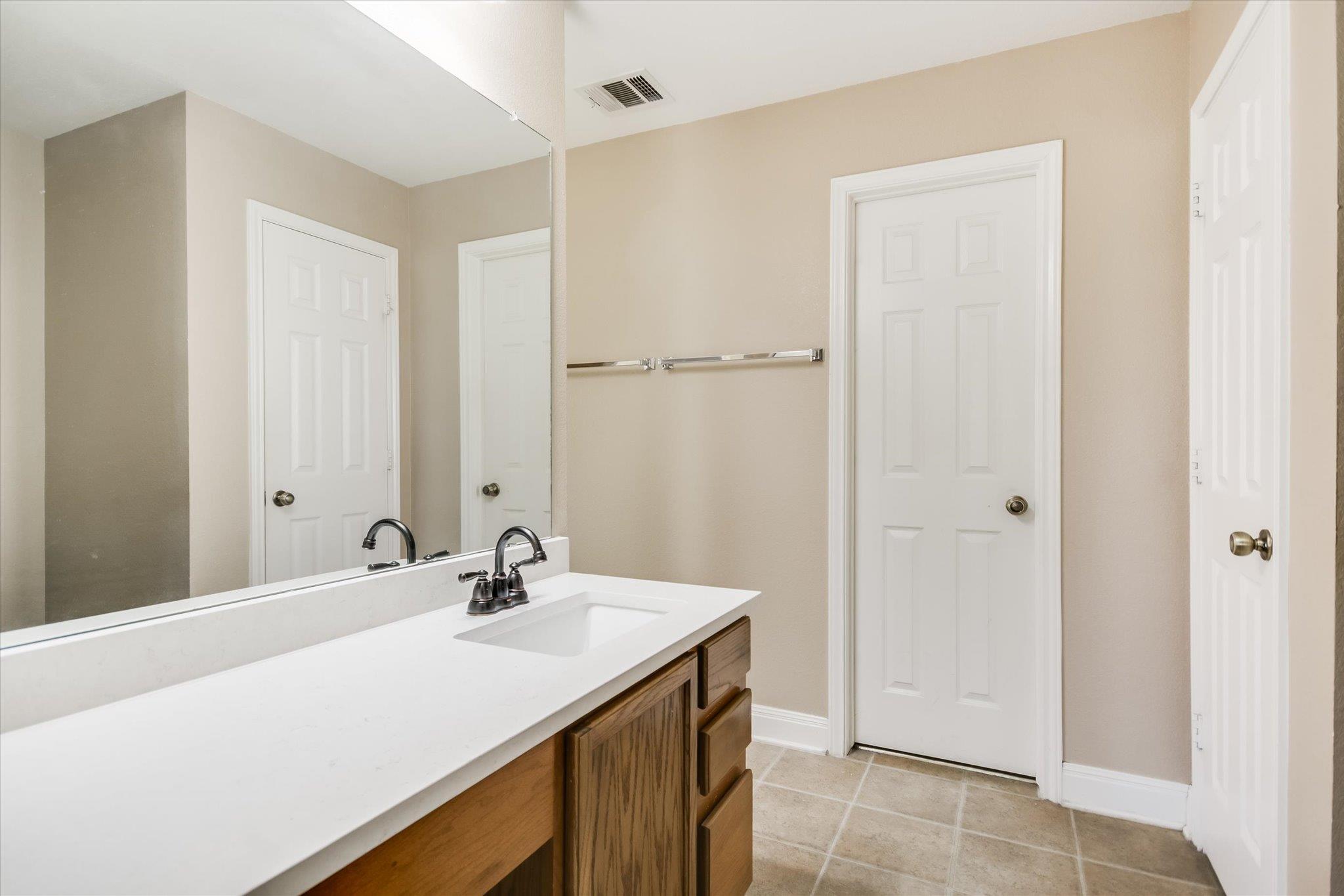 219 WOODLAKE DR