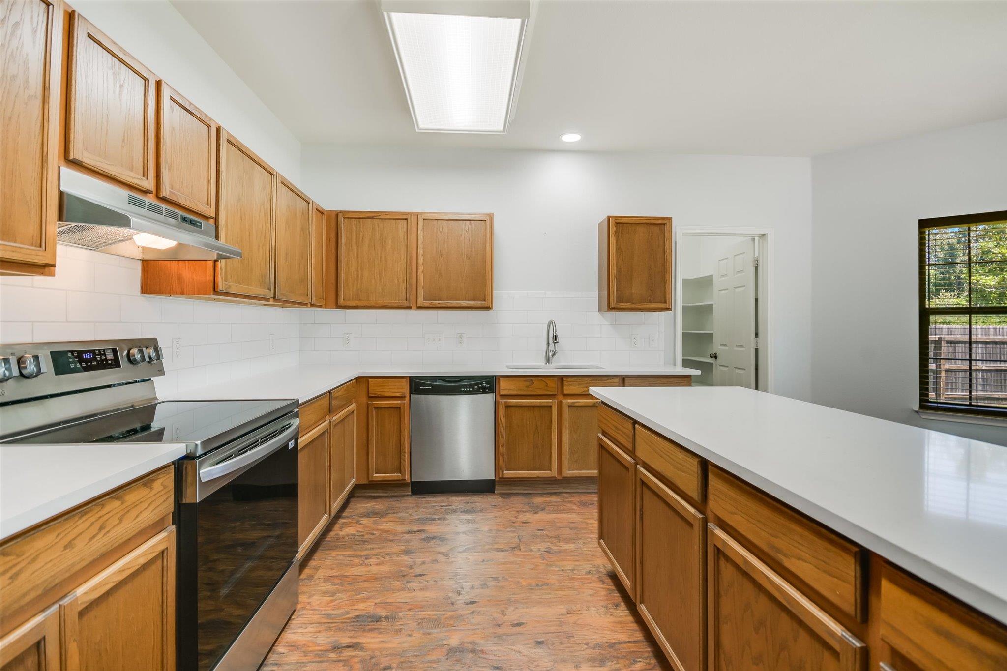 219 WOODLAKE DR