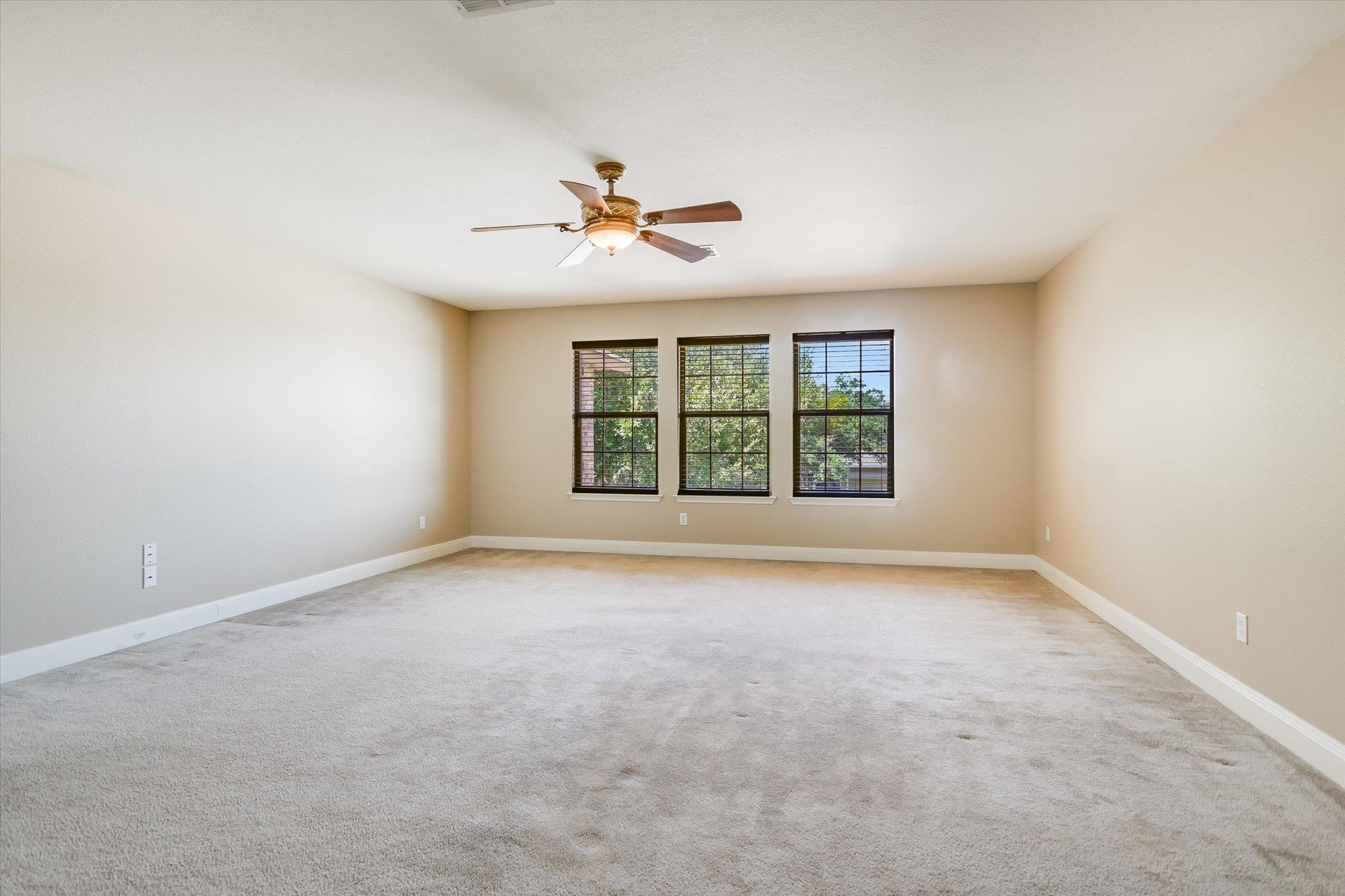 219 WOODLAKE DR