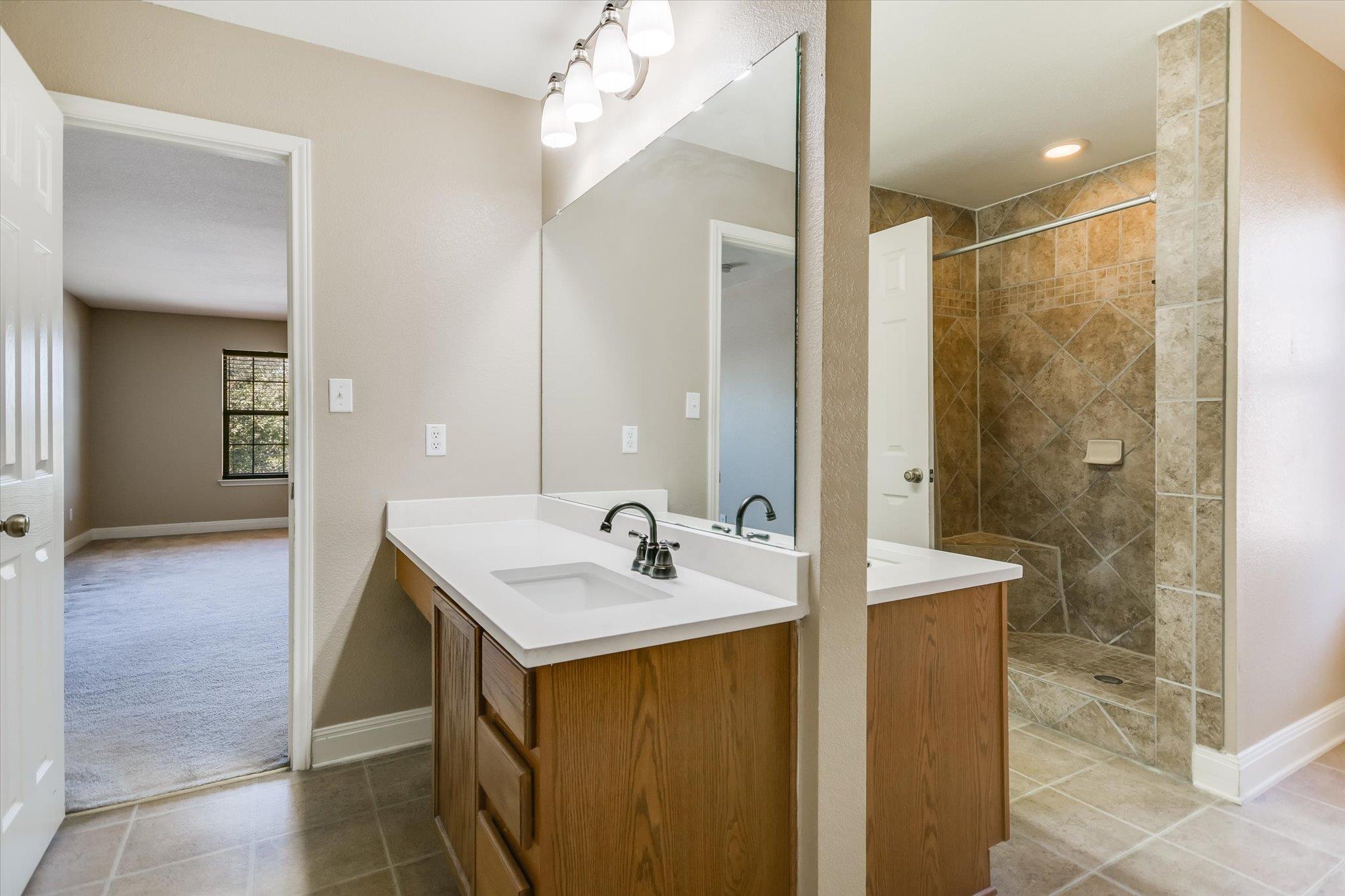 219 WOODLAKE DR