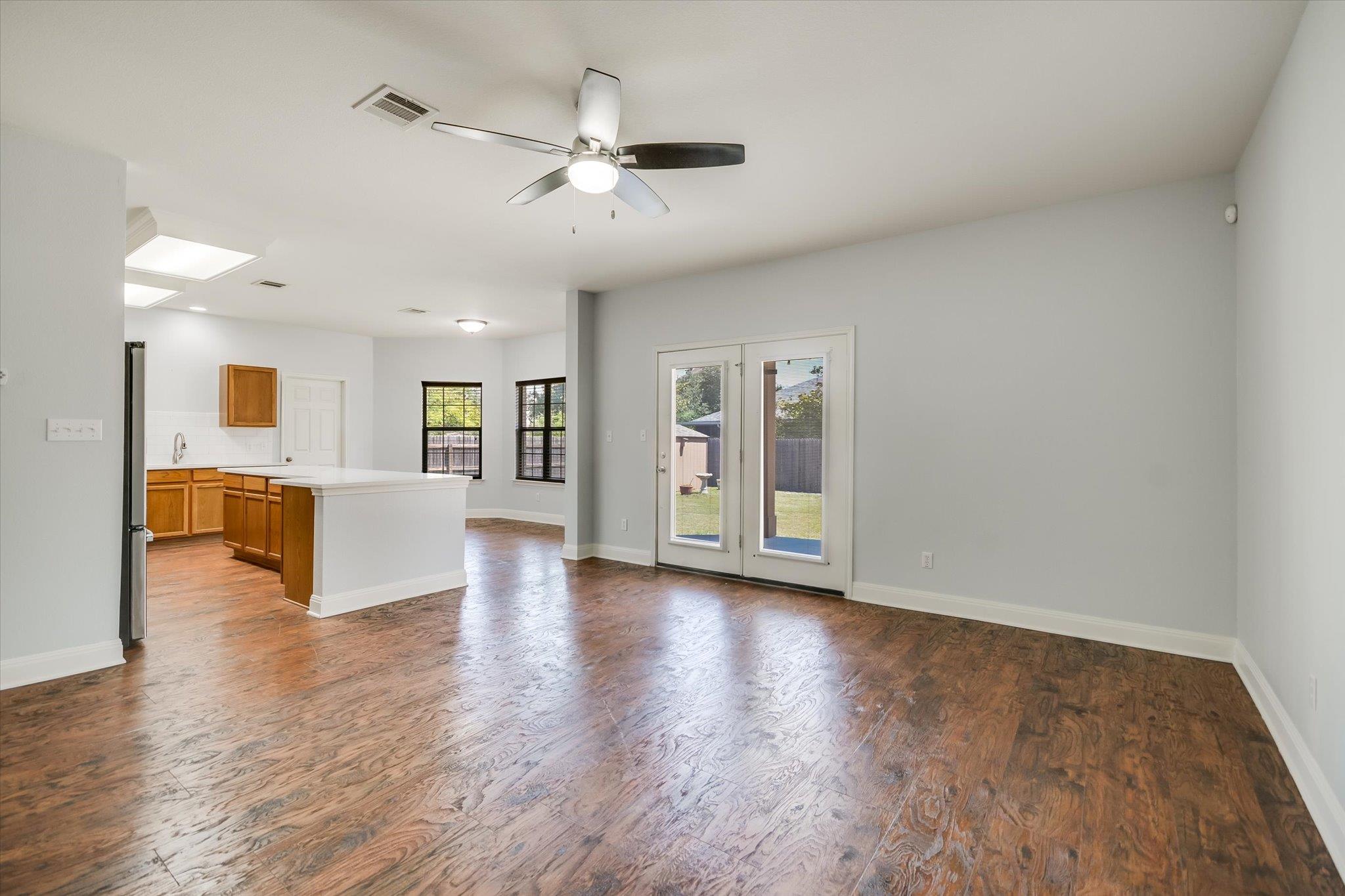 219 WOODLAKE DR