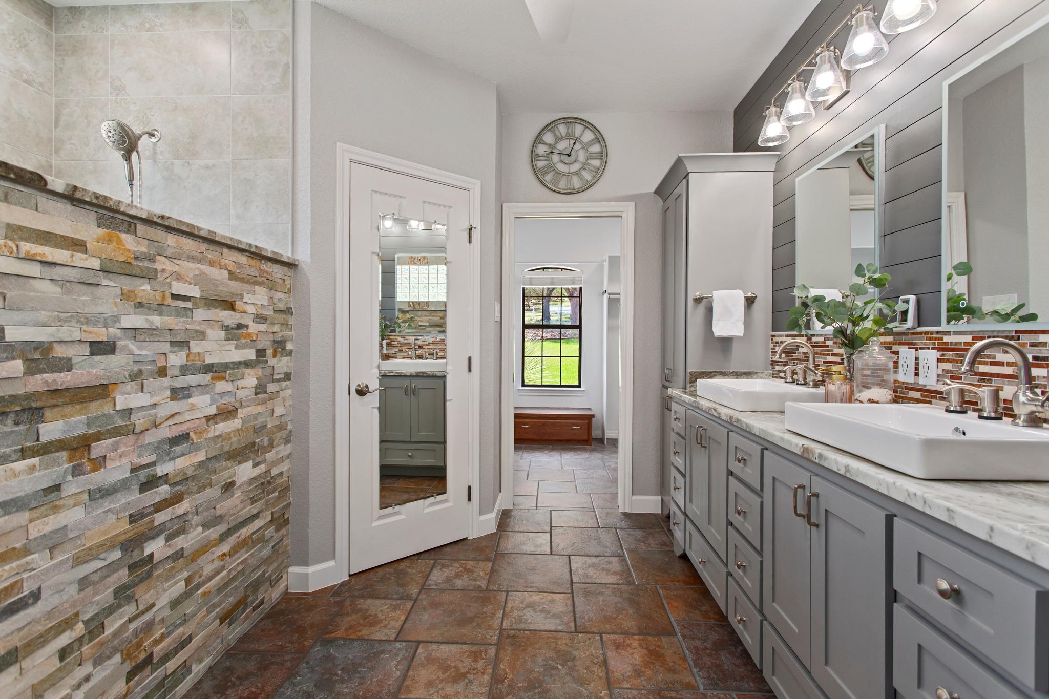 1121 Kings Cove DR