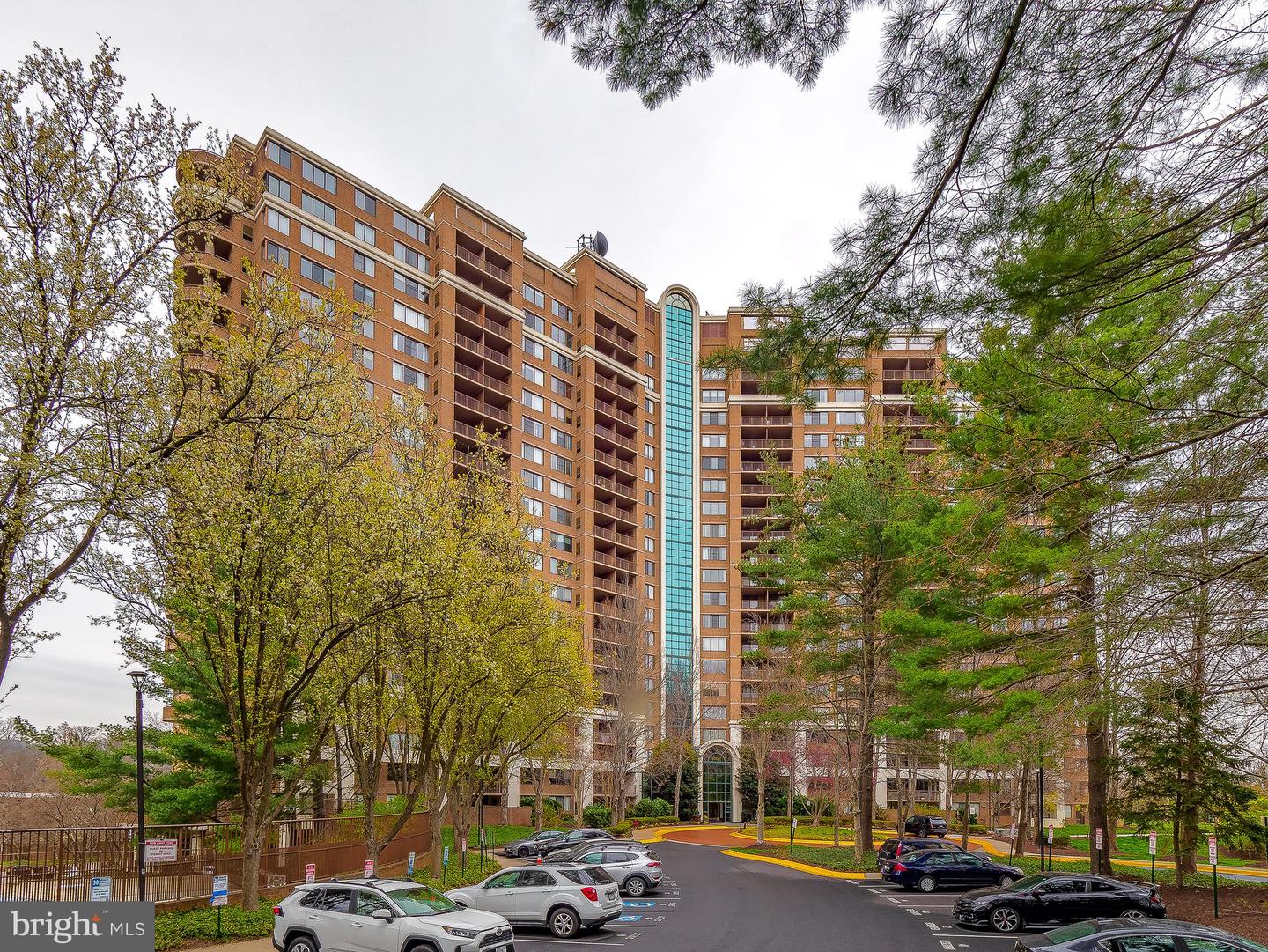 10101 GROSVENOR PLACE Unit: 210