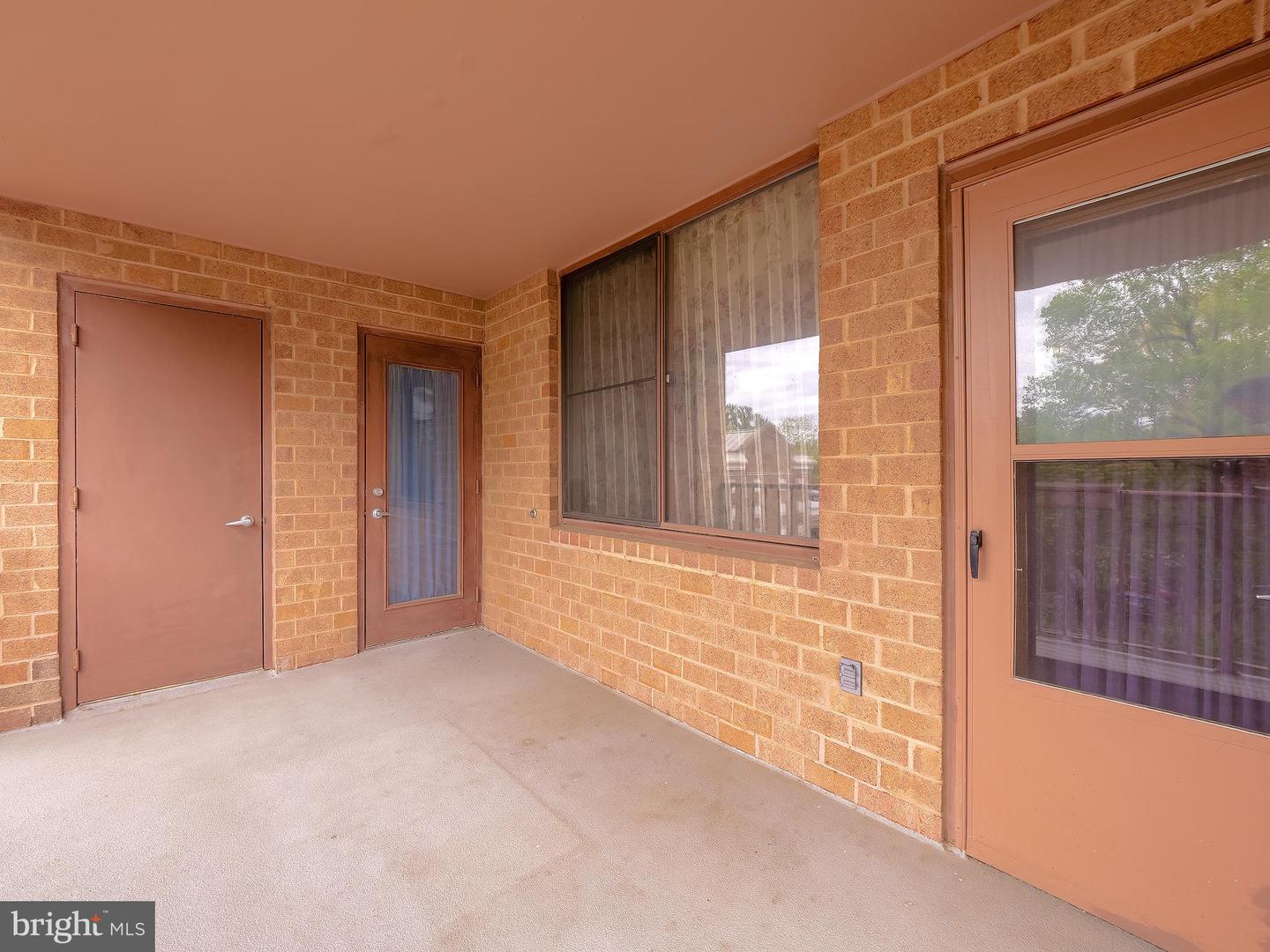 10101 GROSVENOR PLACE Unit: 210